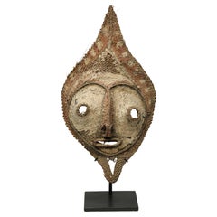 Masque Talipun en raphia tissé Sepik de Papouasie-Nouvelle-Guinée, avec base personnalisée pour pigments