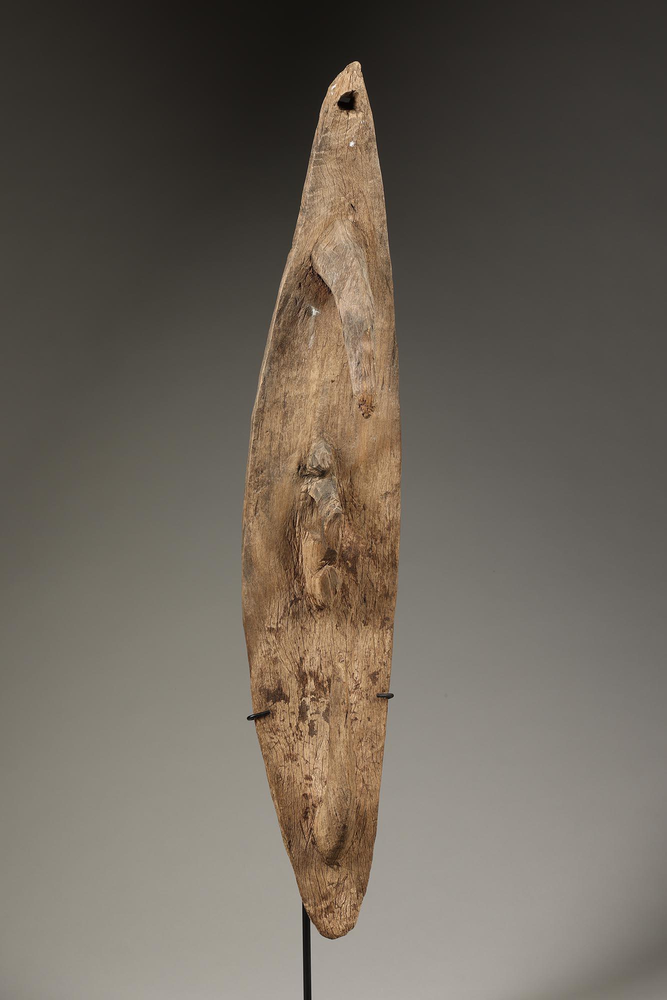 Máscara de figura de gancho estilizada Sepik envejecida de la antigua Papúa Nueva Guinea en Desgastado estado para la venta en Point Richmond, CA