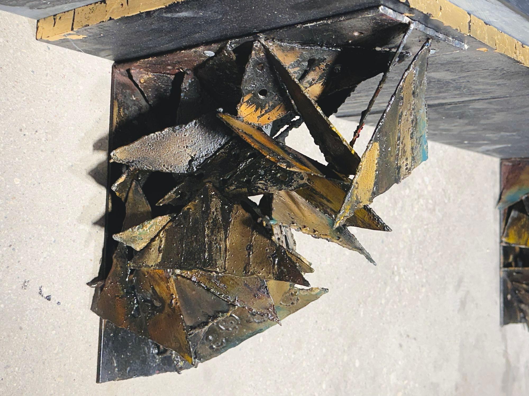Früher Paul Evans-Konsolentisch aus geformtem Stahl mit polychromem Wandregal, 1960 im Zustand „Gut“ im Angebot in Chicago, IL