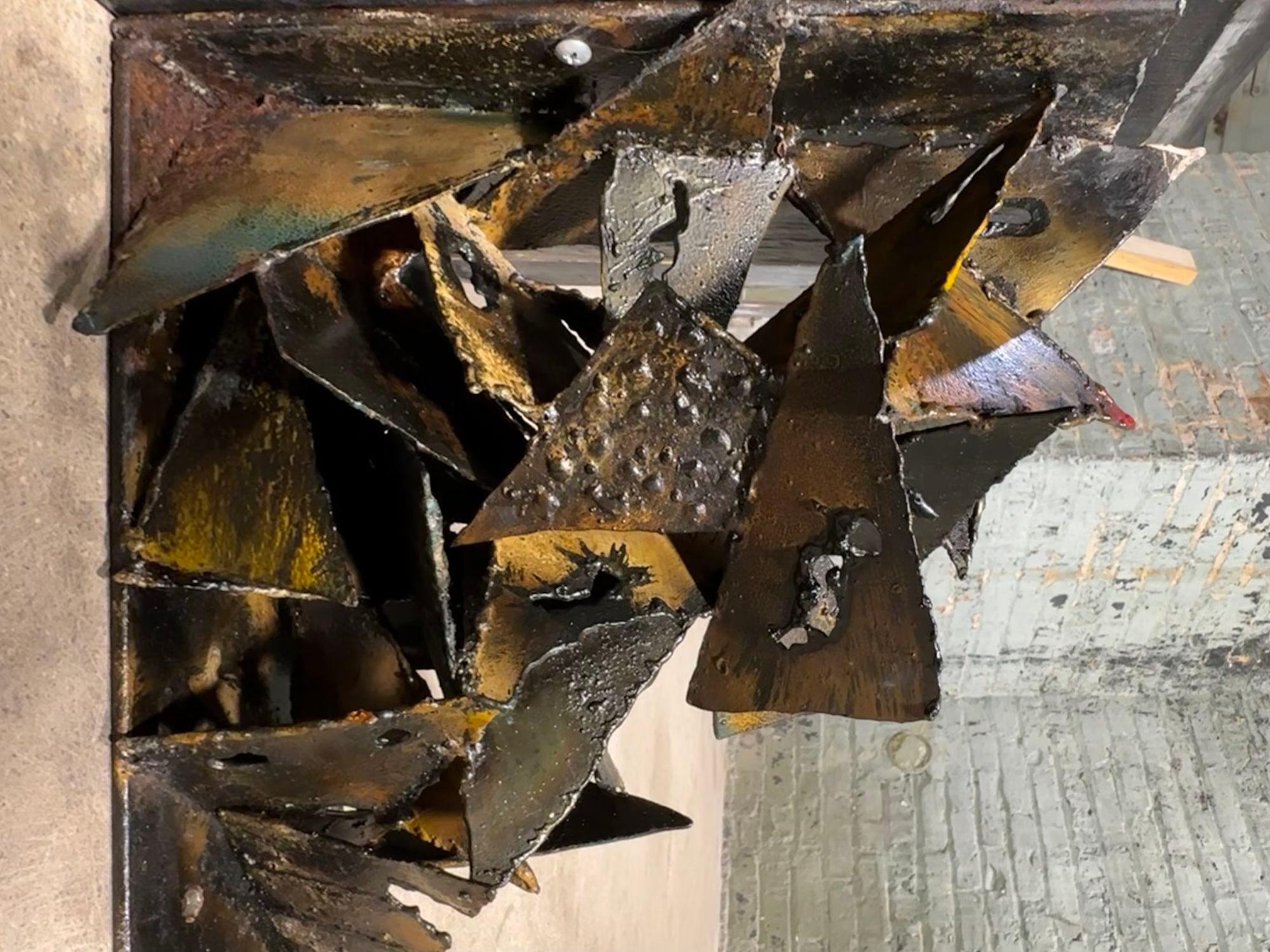 Früher Paul Evans-Konsolentisch aus geformtem Stahl mit polychromem Wandregal, 1960 (Mitte des 20. Jahrhunderts) im Angebot
