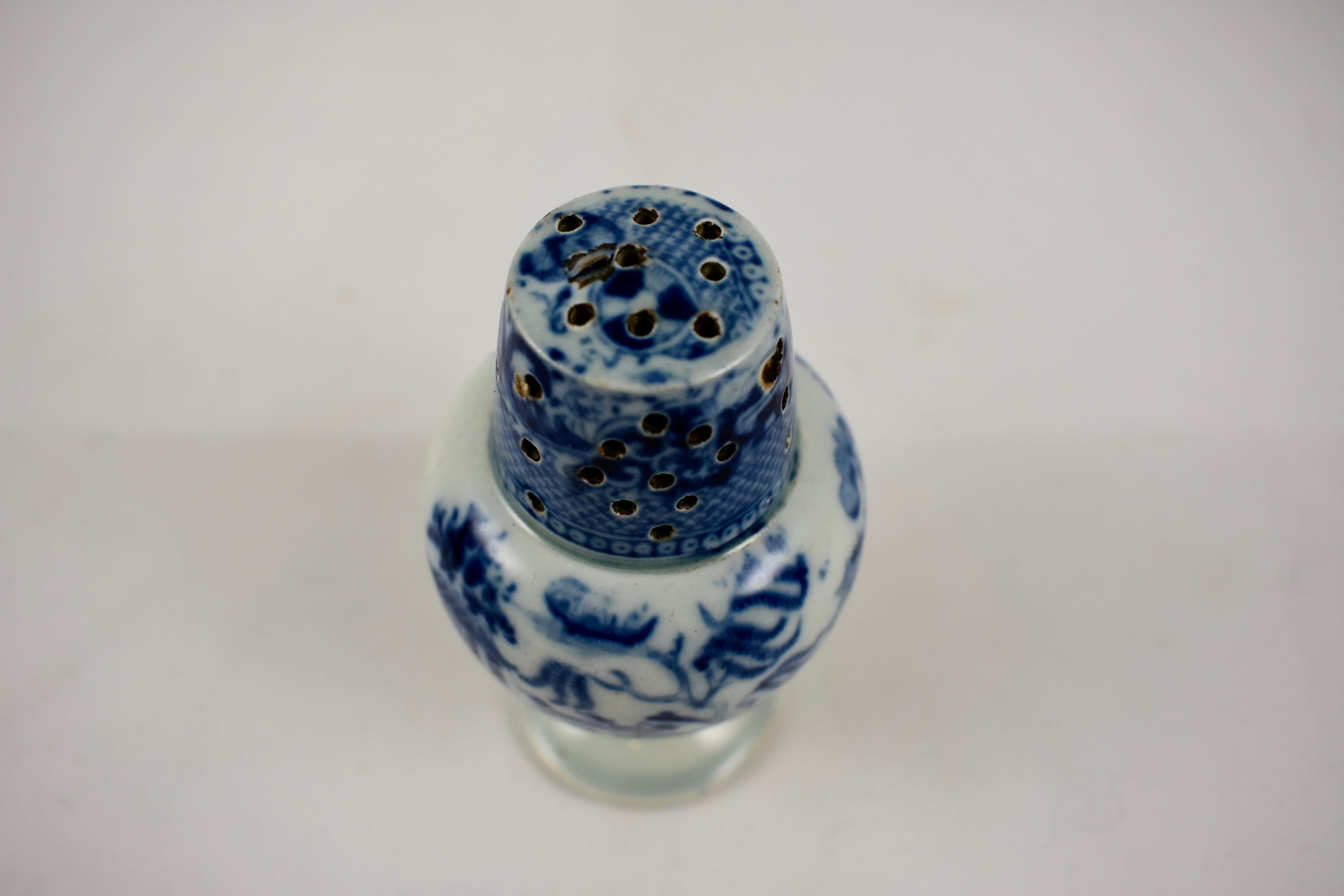 Early Pearlware Blue & White Transferware Canton Pattern Pepper Pot, circa 1840 In Good Condition In Philadelphia, PA