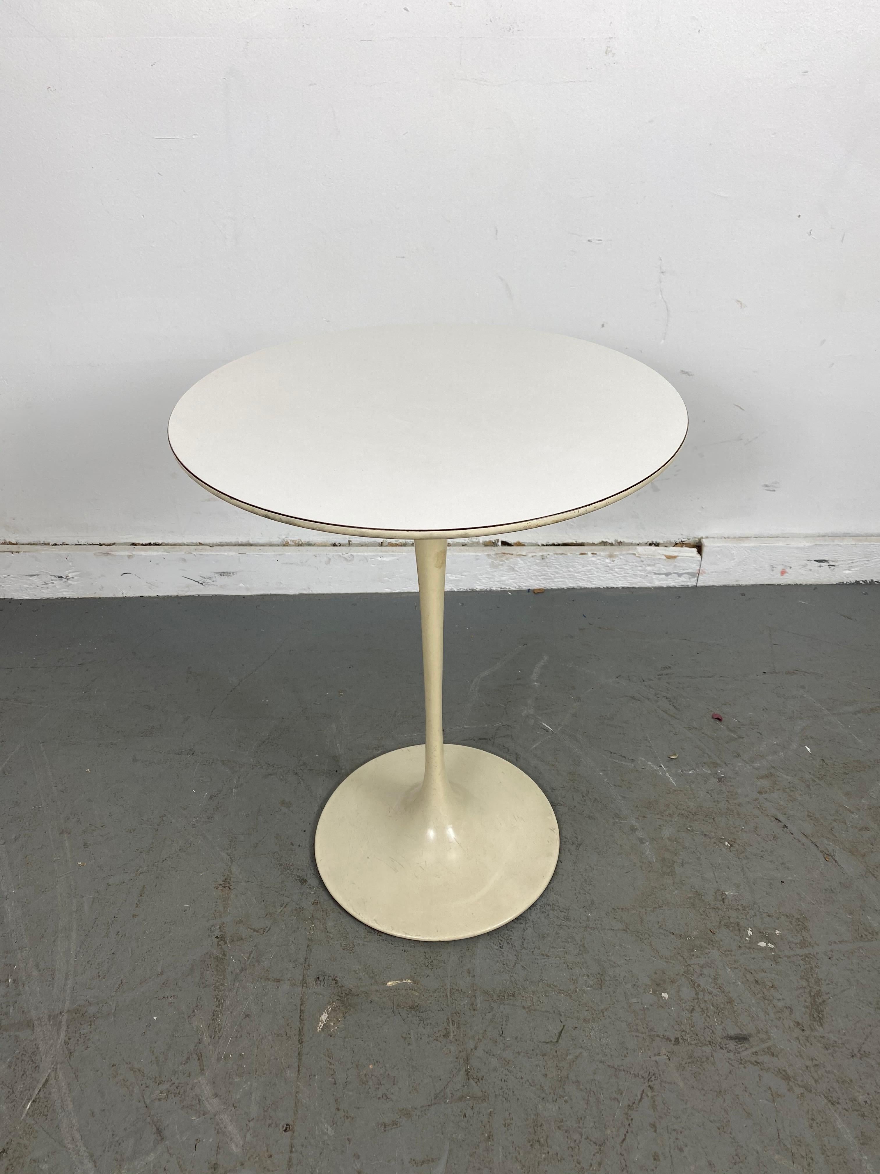 Mid-Century Modern Early Pedestal Tulip Side Table by Eero Saarinen for Knoll Associates Inc.