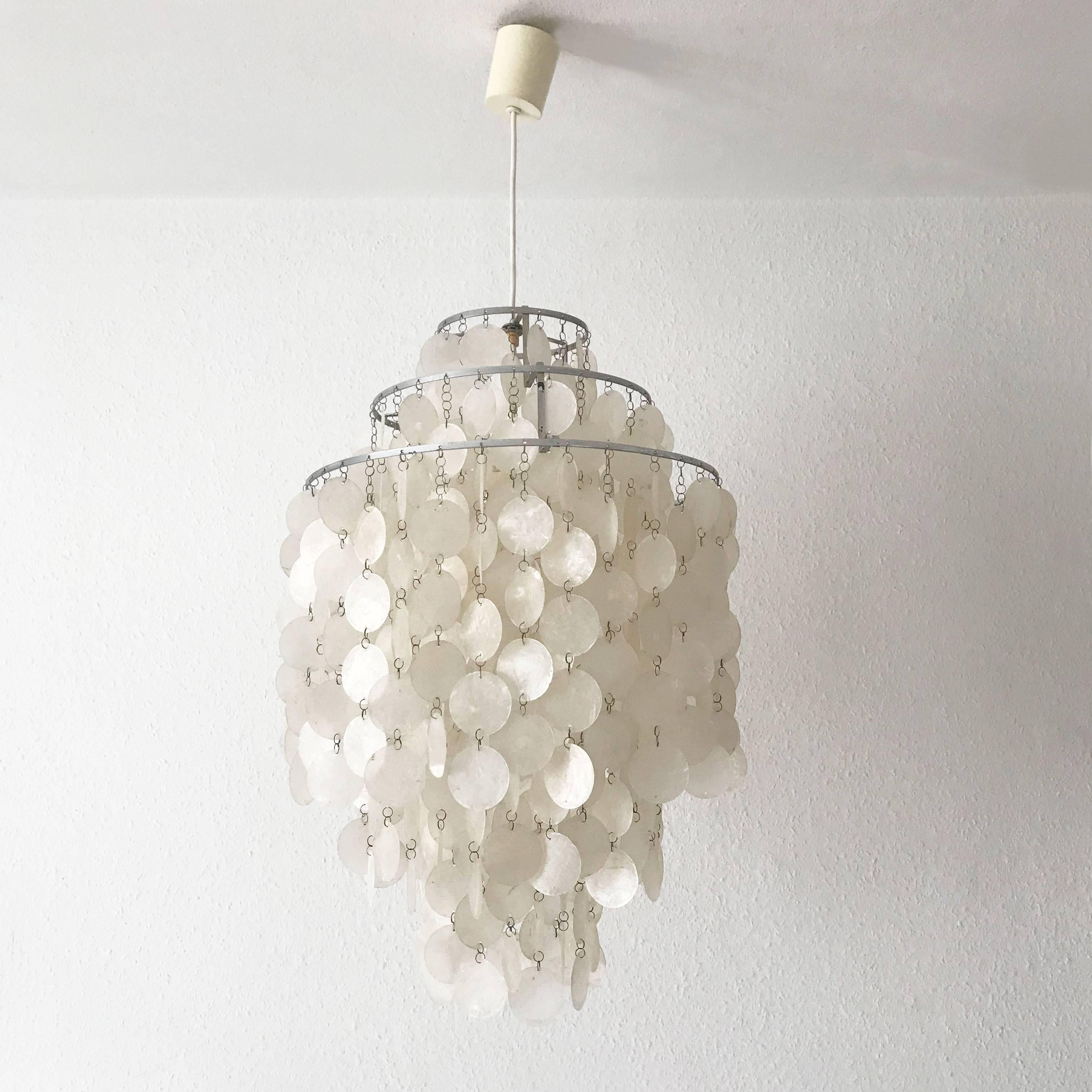 Gorgeous and original Mid-Century Modern pendant lamp or chandelier Fun 1DM. Designed by Verner Panton in 1964. Manufactured by Lüber, Basel, Switzerland in 1960s.
This elegant pendant lamp is executed in numerous sea shell plates (mother of