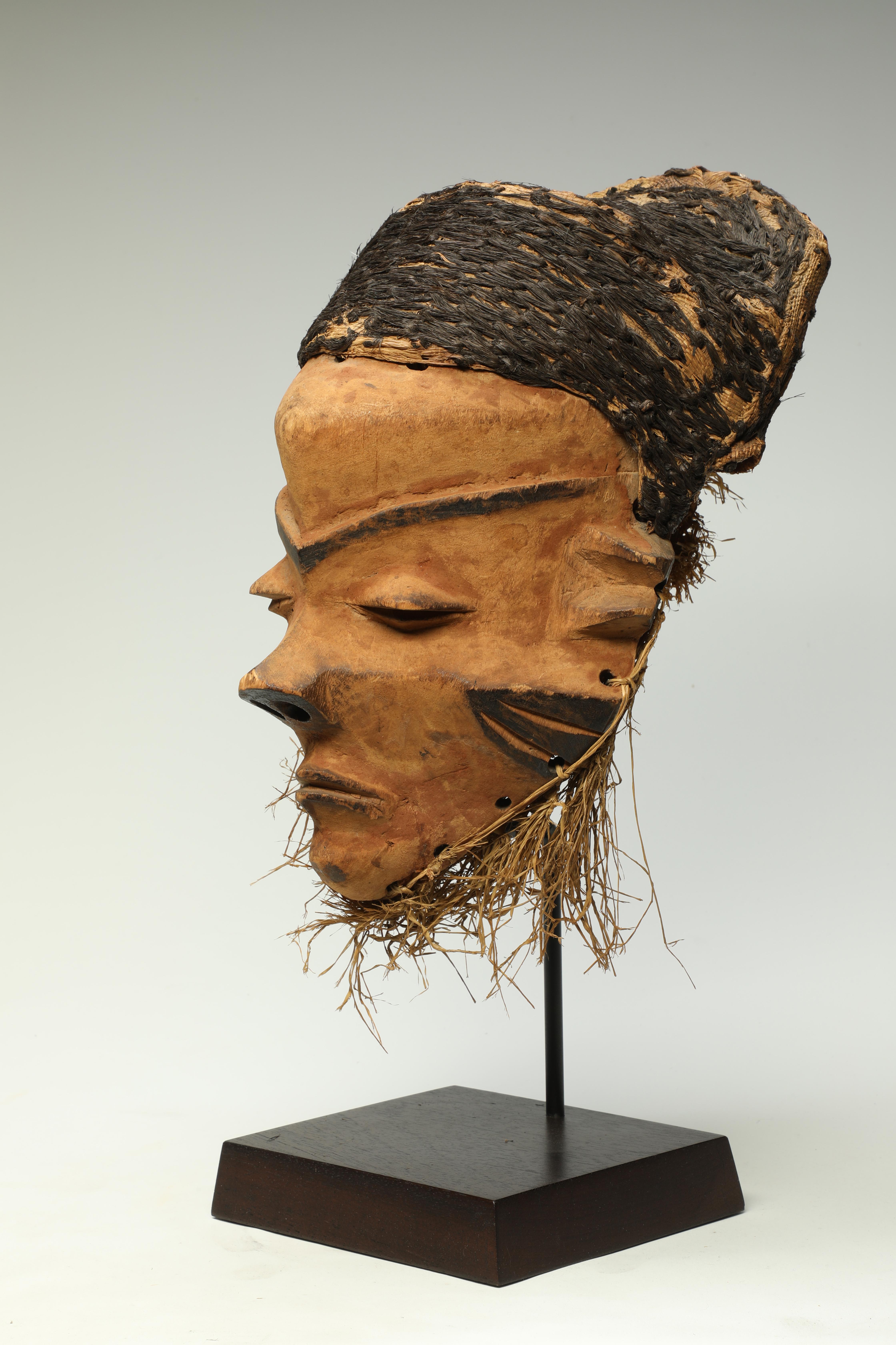 Tribal Masque Pende Giwoyo ancien avec visage fort et bonnet de cheveux en raphia noir tressé  en vente