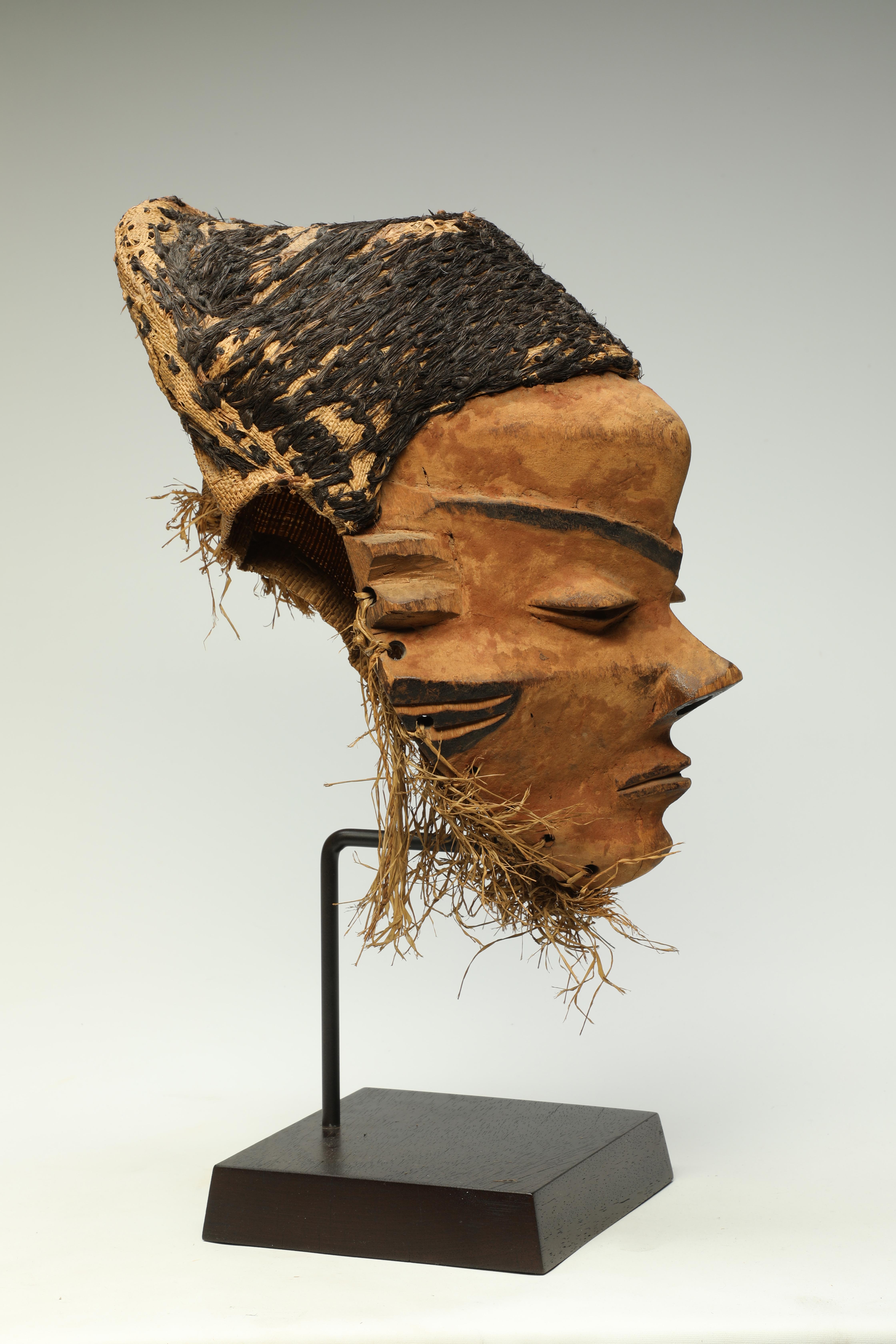 Masque Pende Giwoyo ancien avec visage fort et bonnet de cheveux en raphia noir tressé  Abîmé - En vente à Point Richmond, CA