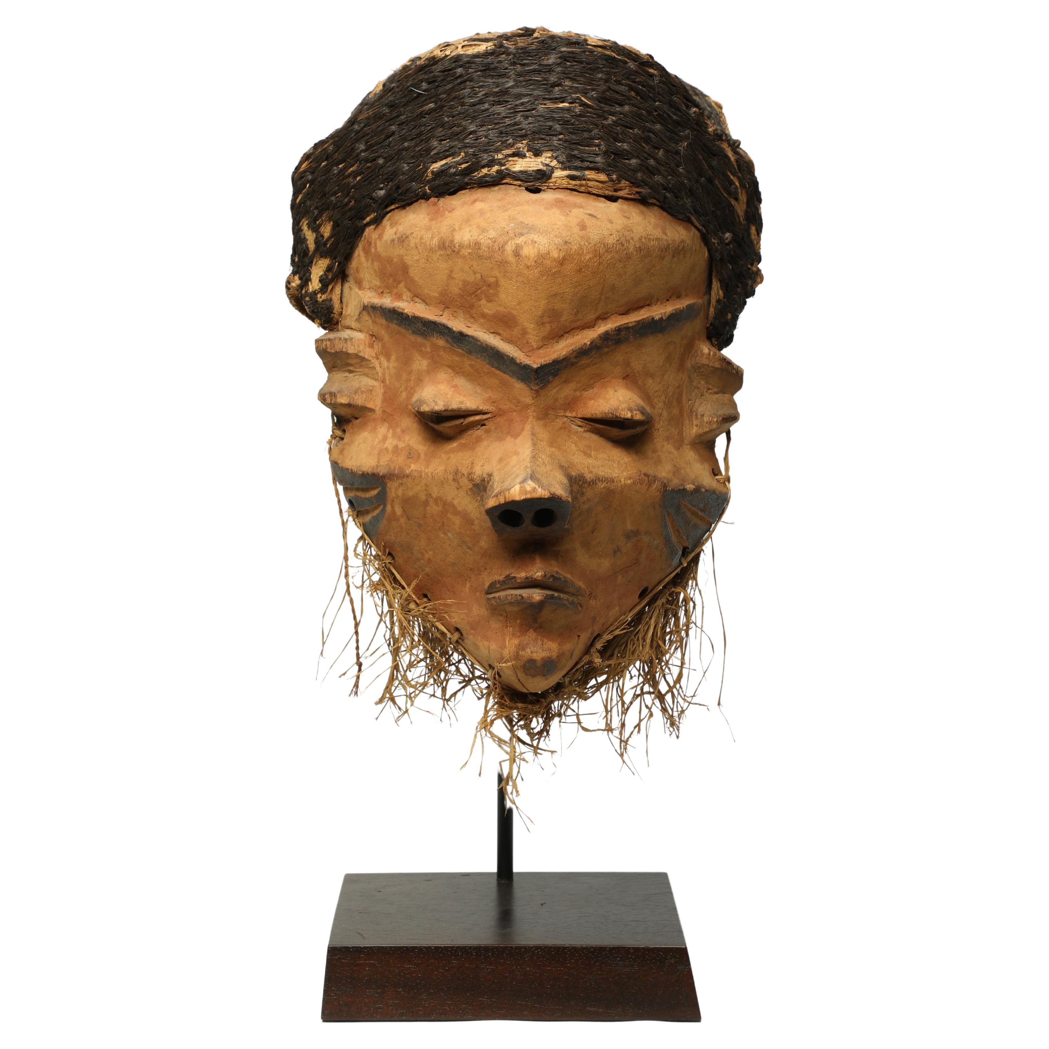 Masque Pende Giwoyo ancien avec visage fort et bonnet de cheveux en raphia noir tressé  en vente