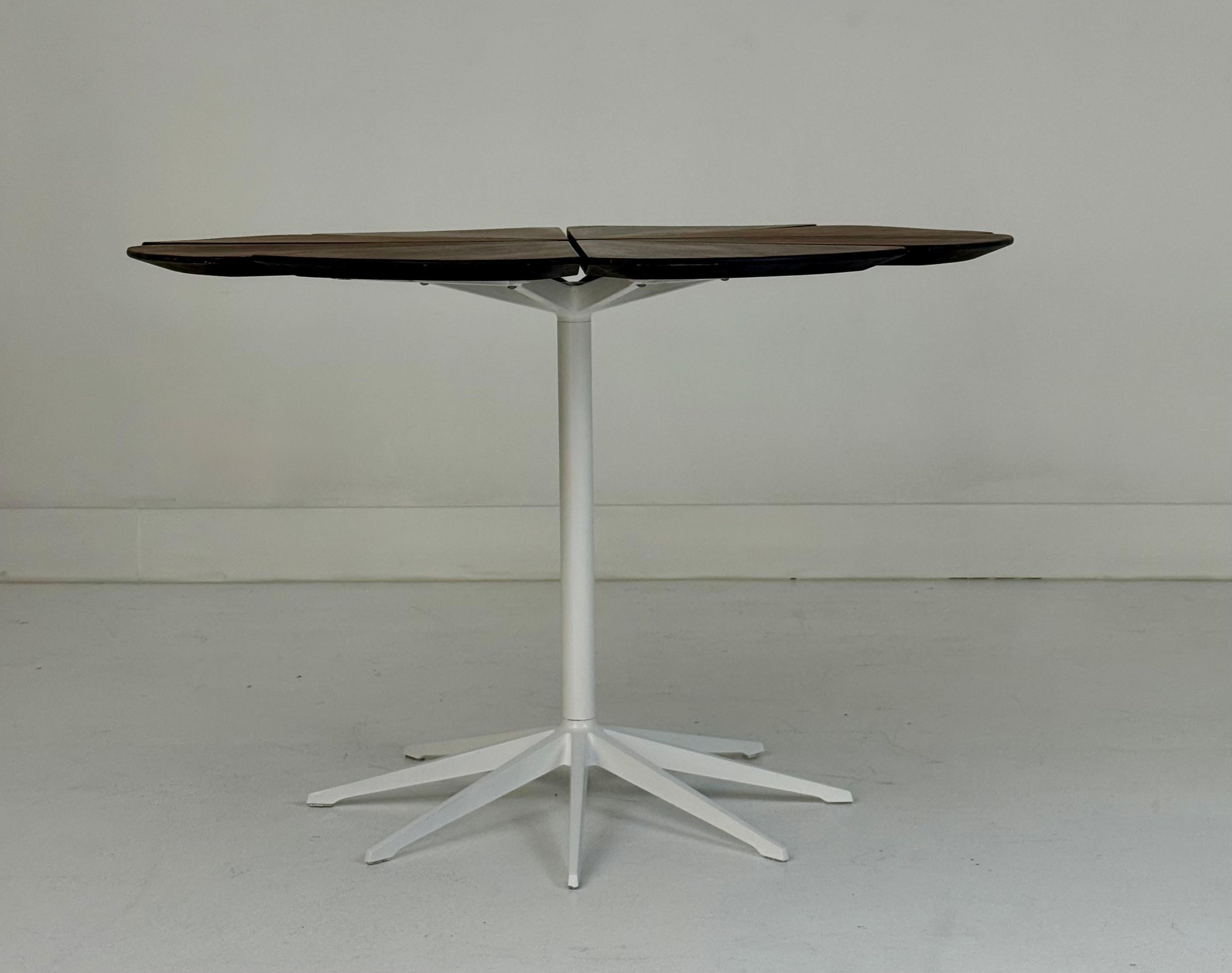 Ein ikonischer und sehr begehrter Petal-Tisch aus früher Produktion, entworfen von Richard Schultz für Knoll, der 1960 eingeführt wurde. Dieses markante Exemplar verfügt über eine Zedernholzplatte, die aus acht skulpturalen, blütenblattähnlichen