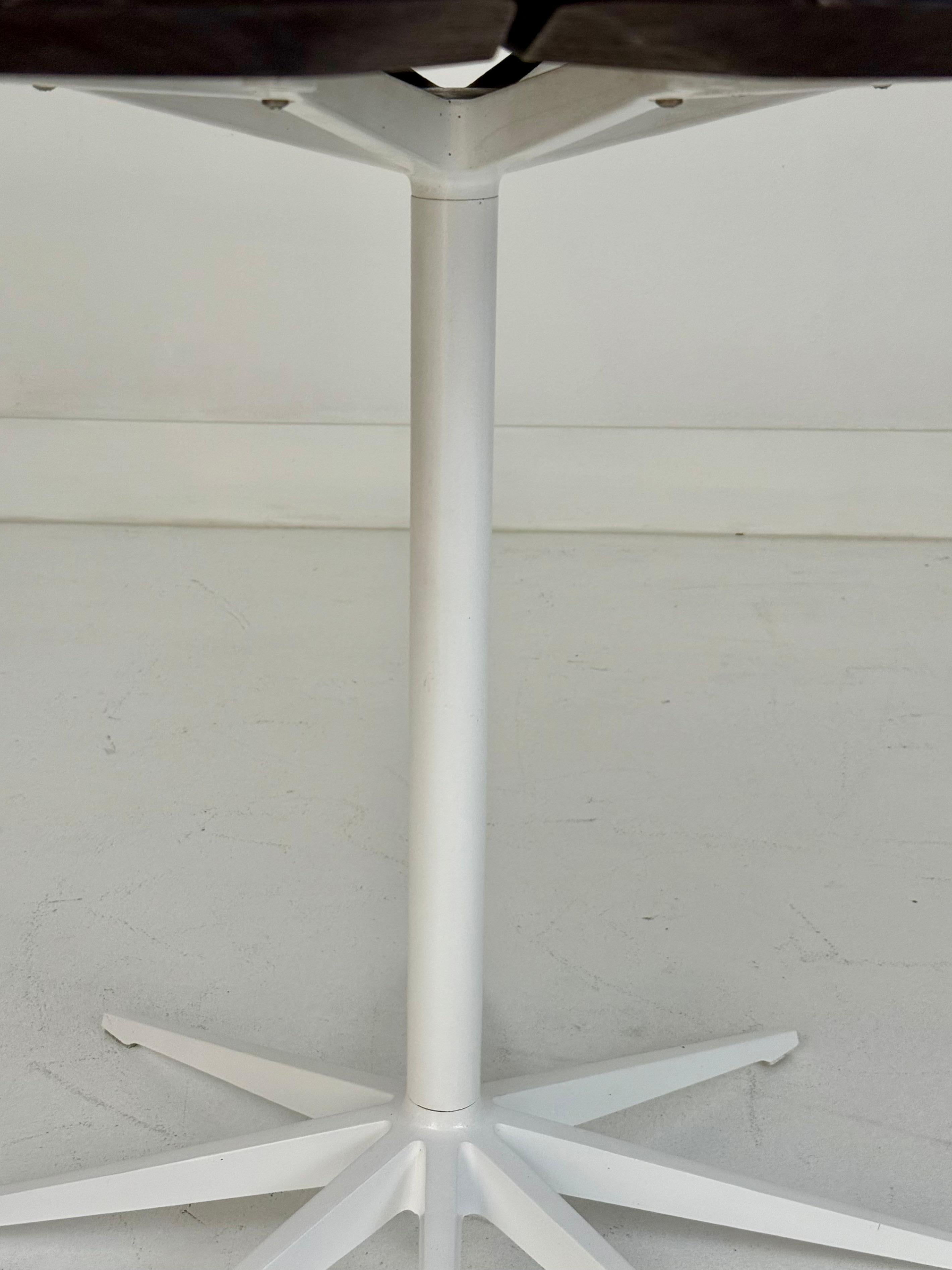 Früher Petal-Beistelltisch von Richard Schultz für Knoll aus Zedernholz, USA, 1960er Jahre (Emailliert) im Angebot