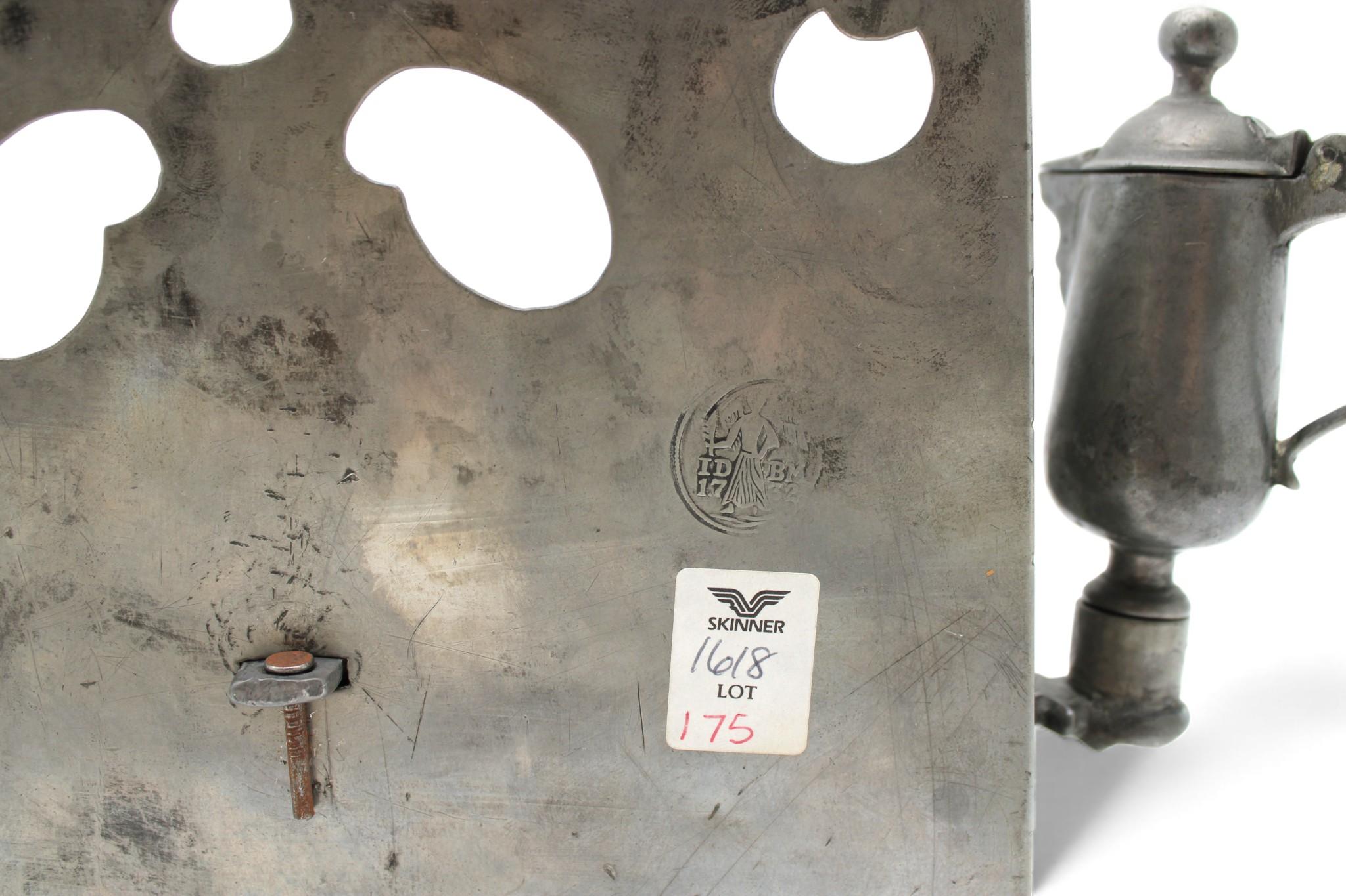 Lampe de Hanoukka en étain, Allemagne, 1732 en vente 8