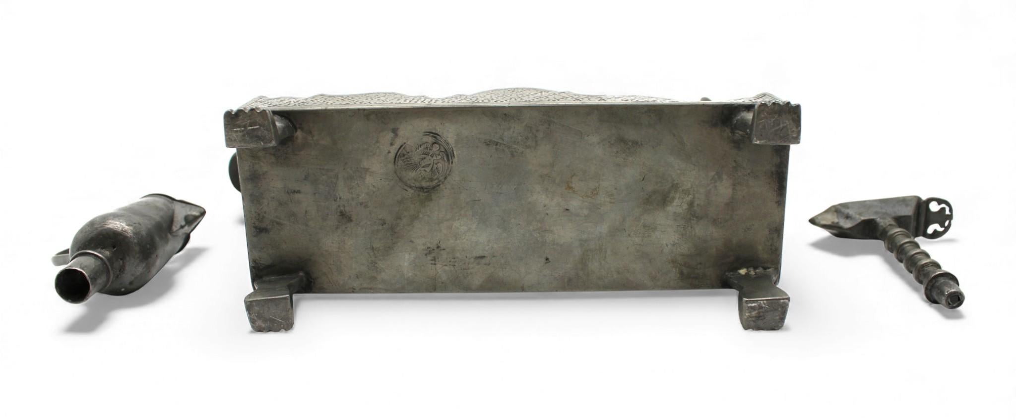 Lampe de Hanoukka en étain, Allemagne, 1732 en vente 10