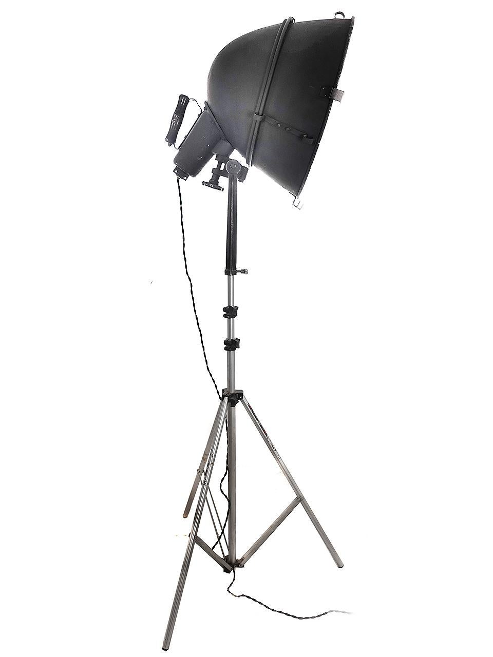 Early Photo Studio Deep Dome Flood Light (lumière diffuse à dôme profond) Bon état - En vente à Peekskill, NY