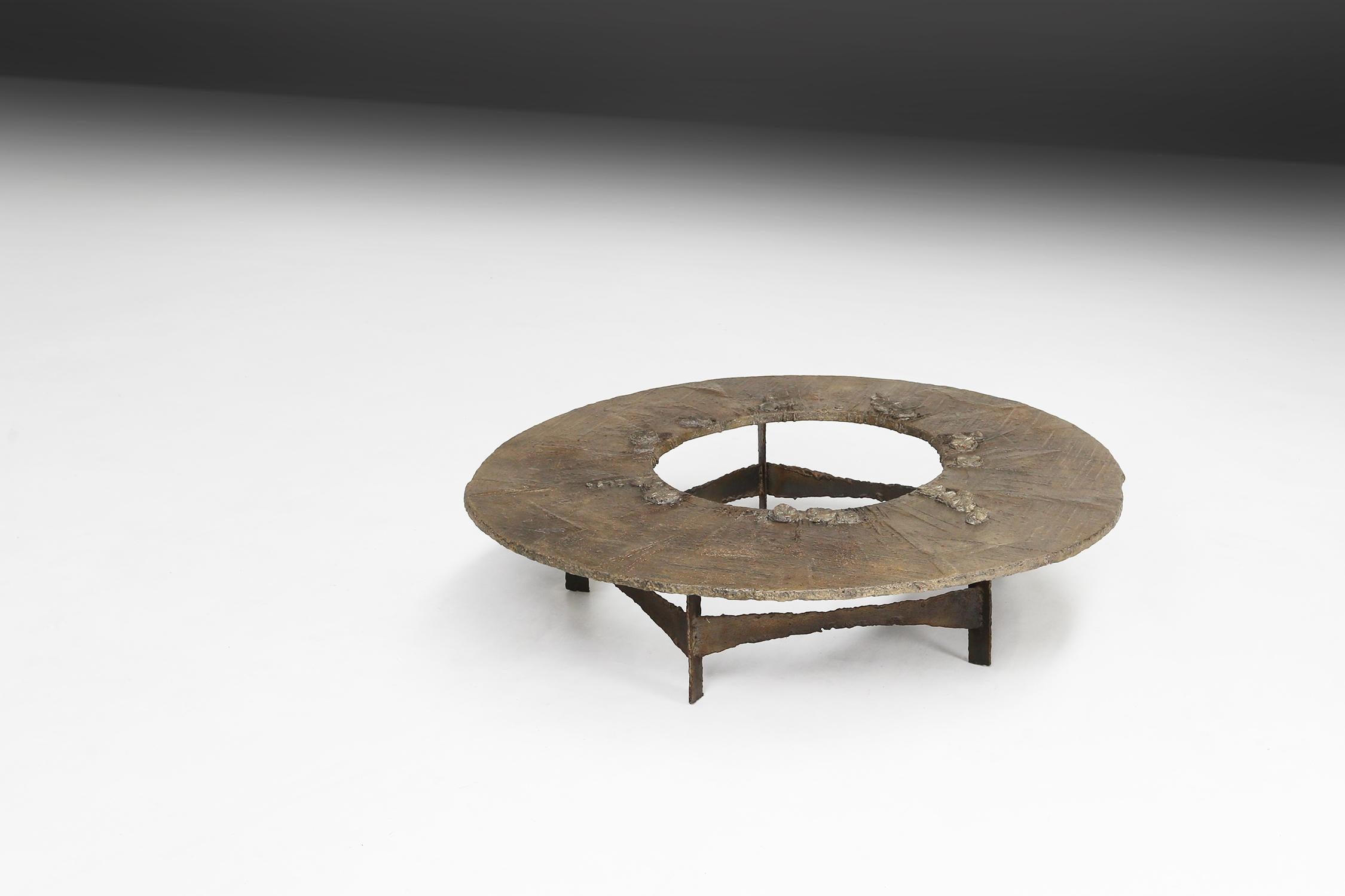 Table basse ancienne fabriquée par Pia Manu dans les années 1960.
Cette table est faite d'un cercle de béton dans lequel sont incrustés des fossiles et de la pyrite. Ceux-ci donnent une belle brillance et la table a une apparence