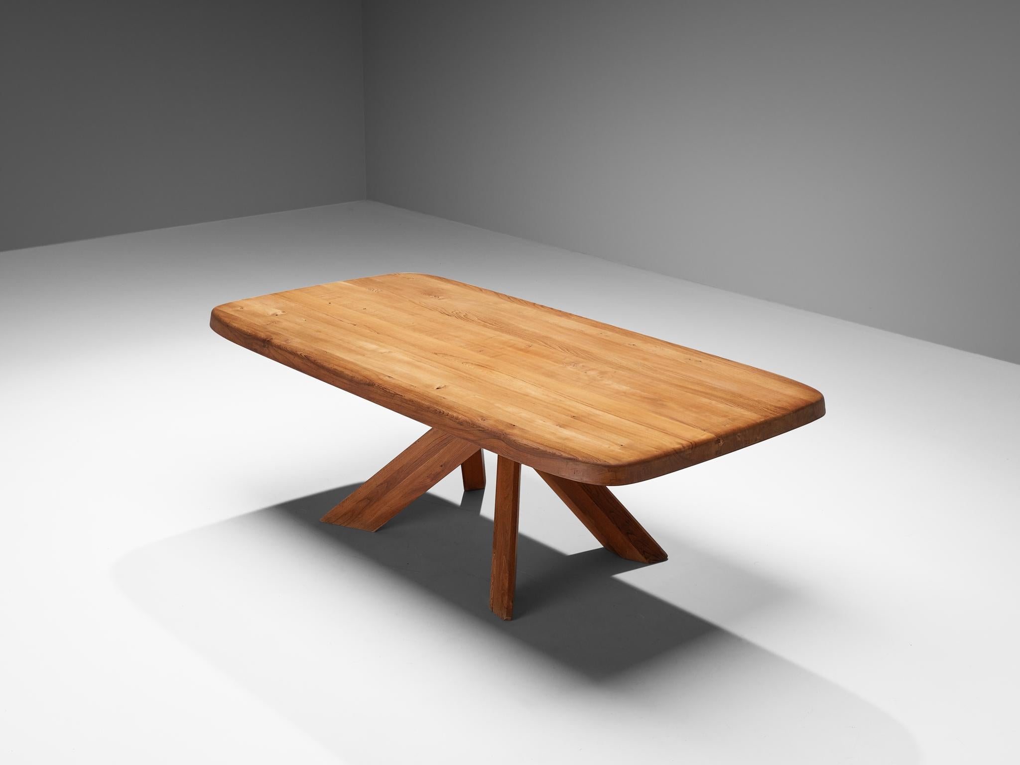 Pierre CIRCA, table de salle à manger, modèle 'Aban T35D', orme massif, France, vers 1972 

Cette table est l'une des premières éditions conçues par Pierre Chapo, connu pour son utilisation caractéristique du bois d'orme massif et son engagement en