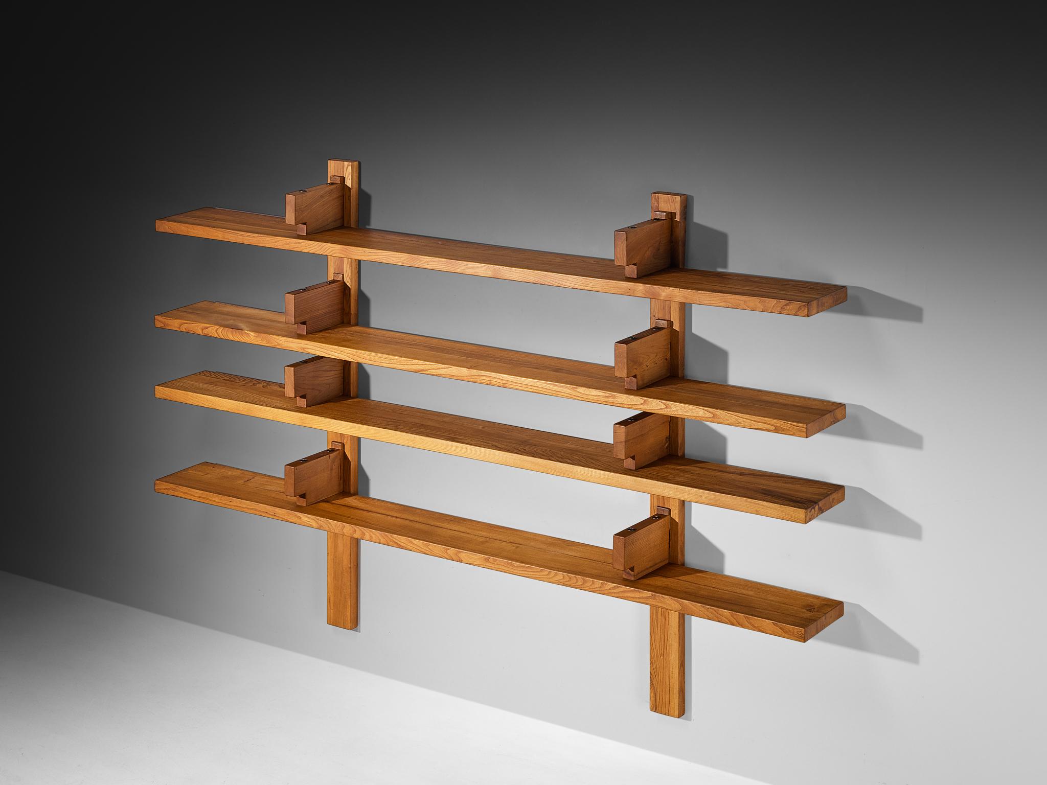 Pierre Chapo, libreria a parete 'Bibliothèque', versione più grande, modello 'B17C', olmo massiccio, Francia, design circa 1967

Questo mobile da parete, noto come modello 