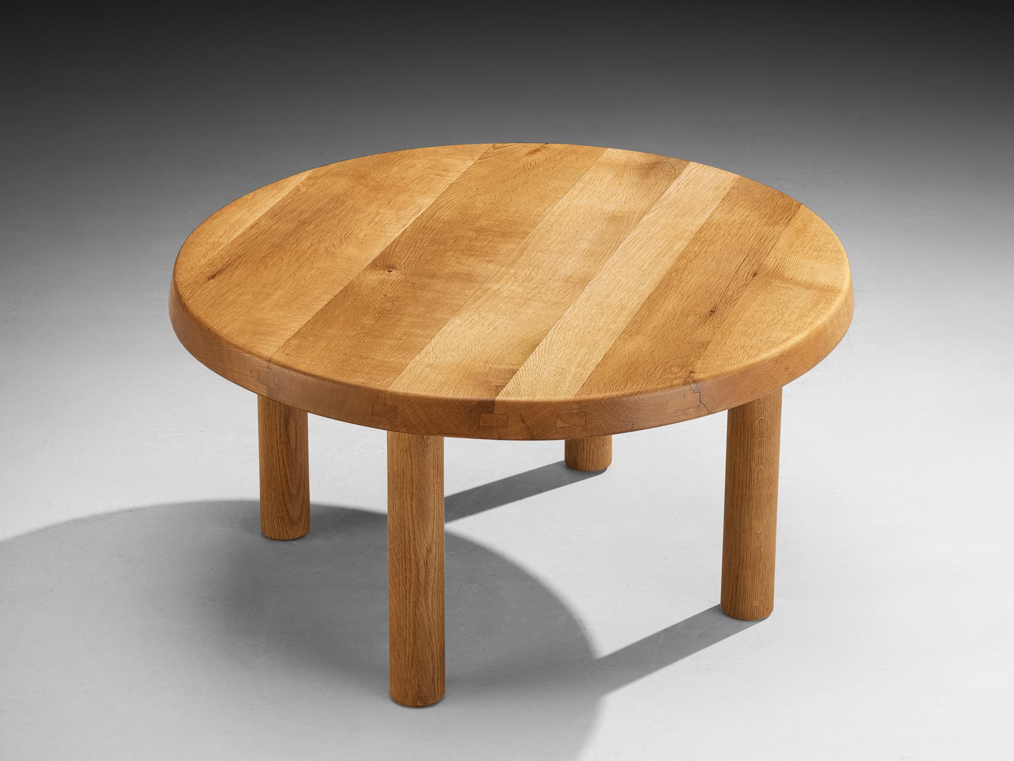 Pierre Chapo, table basse sur mesure, modèle 'T02', chêne massif, France, fin des années 1960 

Cette table basse est une première édition de Pierre Chapo, célèbre pour son attachement à des principes de design épurés et fonctionnels. Le design de
