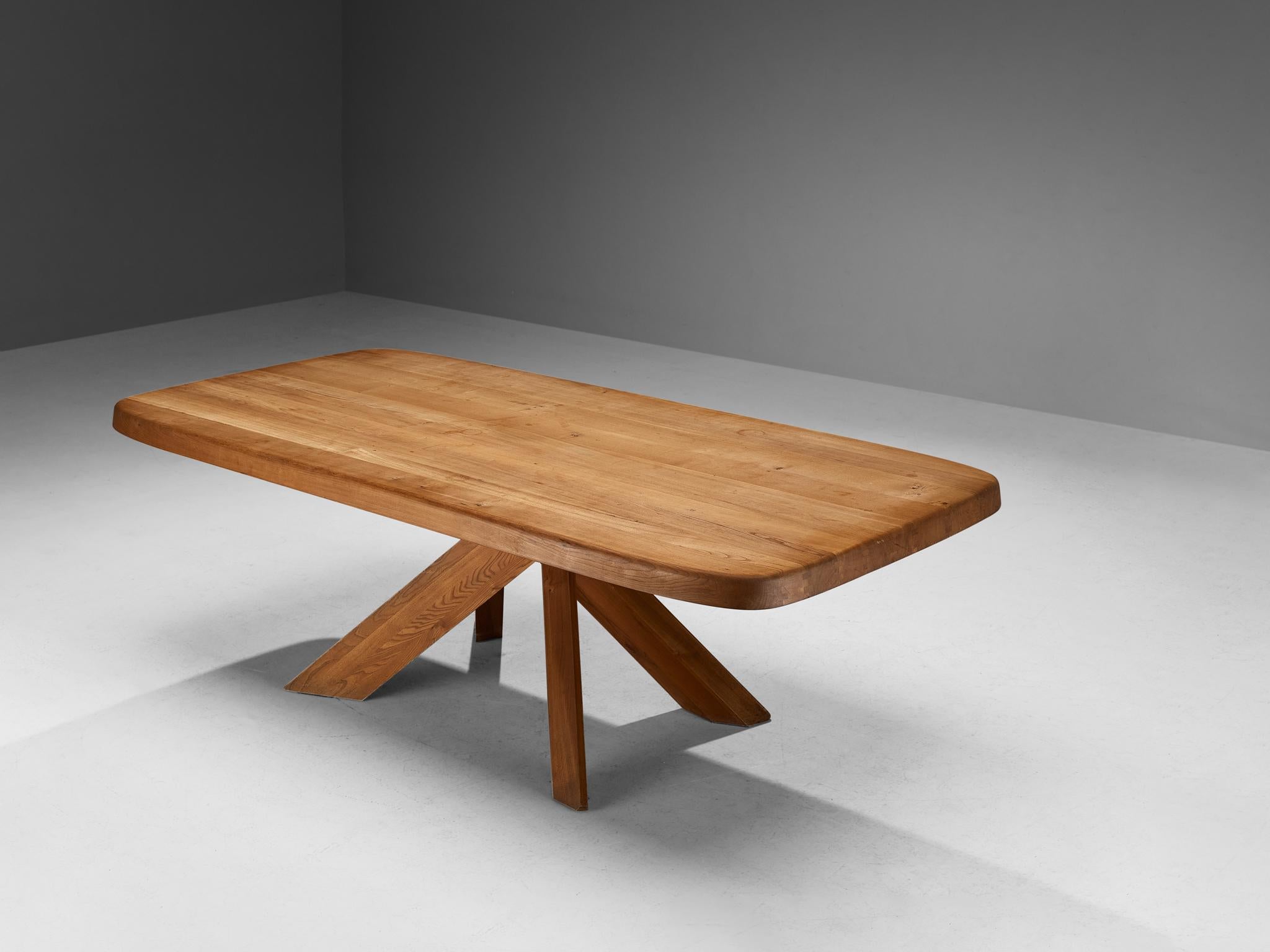 Pierre CIRCA, table de salle à manger modèle 'Aban' T35D, orme massif, France, vers 1972 

Ce modèle est une première édition créée par Pierre Chapo. La conception et la construction de base, ainsi que l'utilisation de bois d'orme massif,
