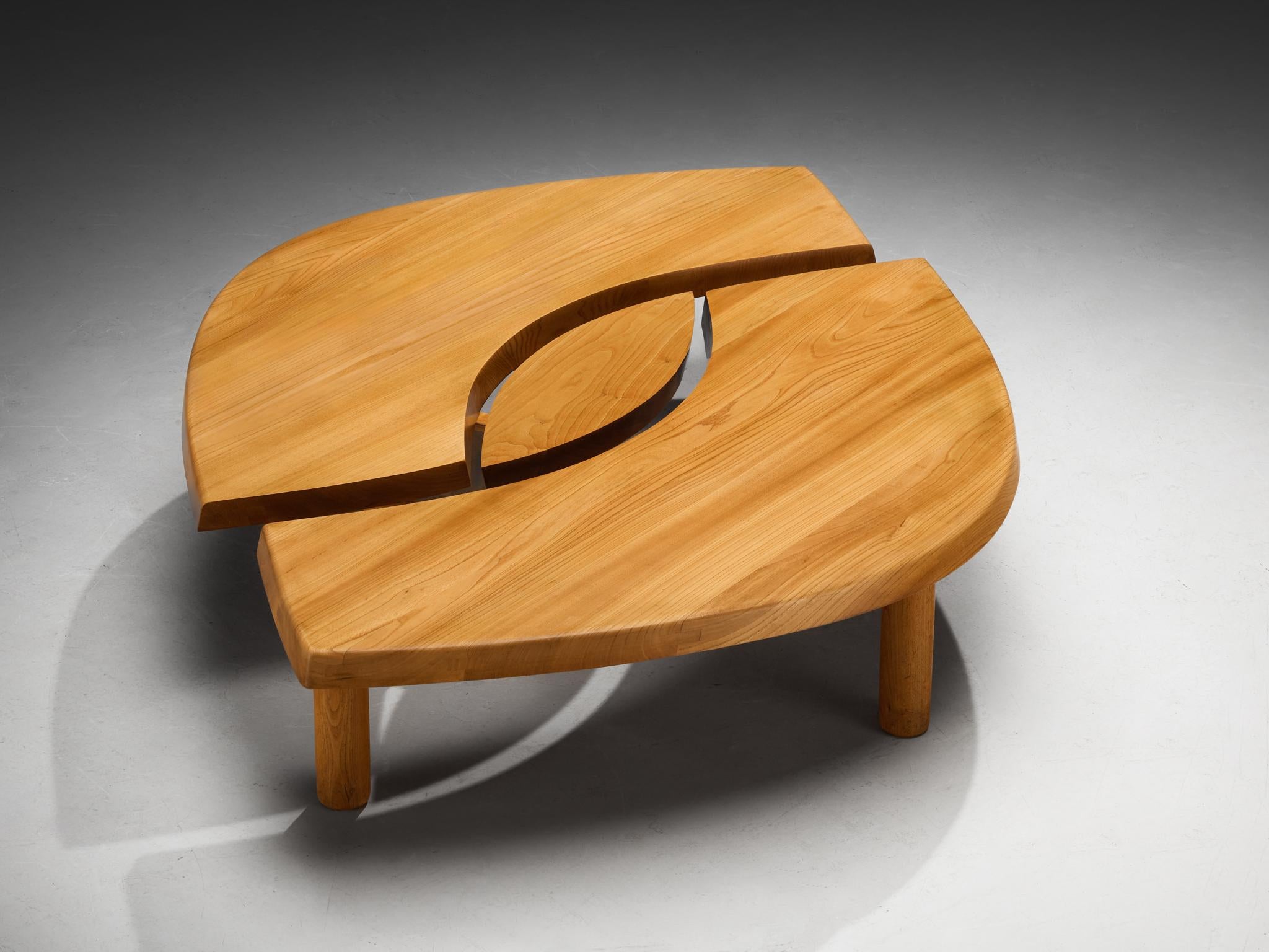 Pierre Chapo, table basse 'L'Oeil', modèle 'T22C', orme massif, France, 1986

Cette table basse est une première édition conçue par le designer et maître ébéniste français Pierre Chapo (1927-1987), connu pour son utilisation caractéristique du bois