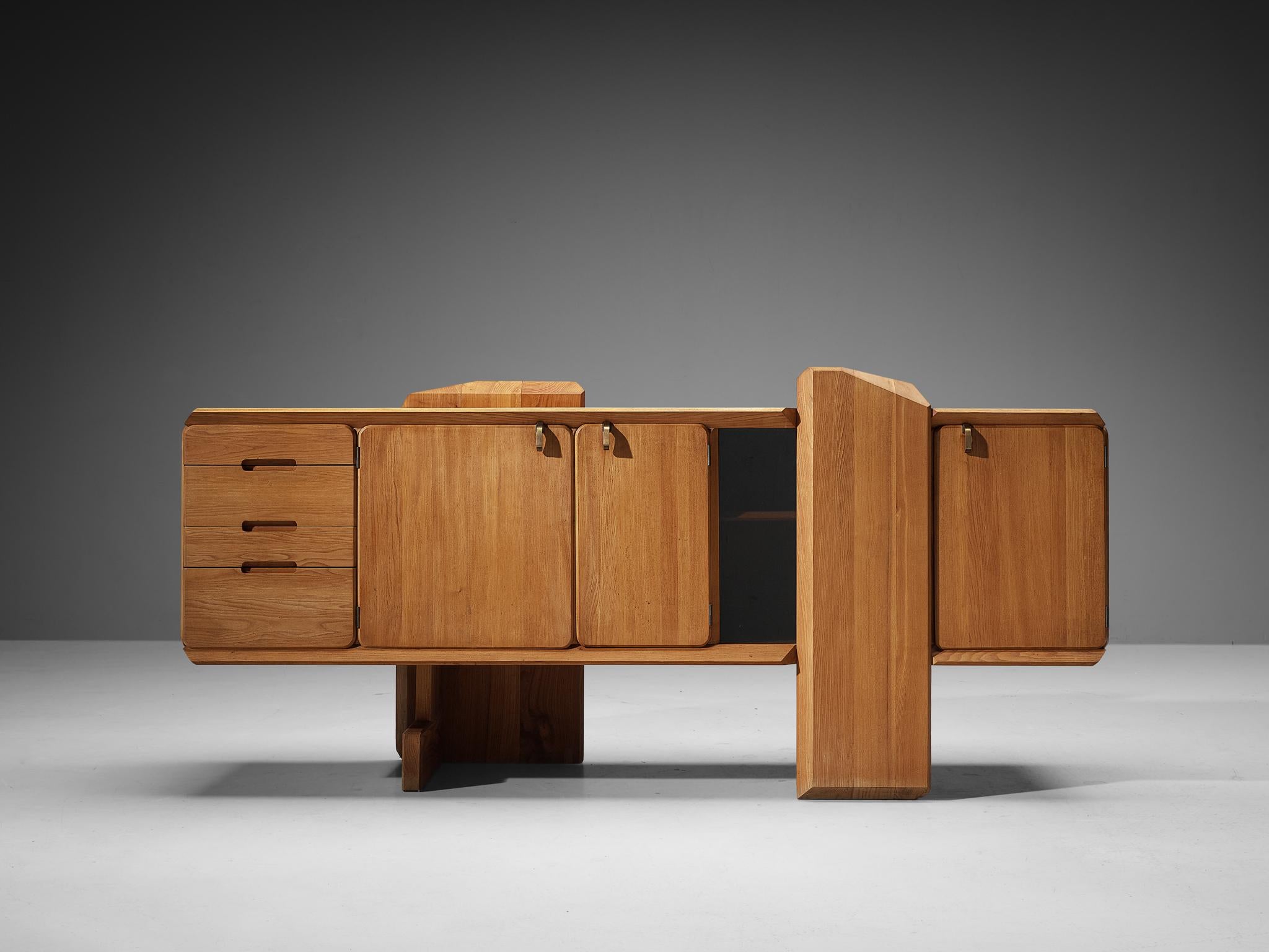 Pierre Chapo, credenza, modello 'R28', olmo massiccio, Francia, 1983.

Questa credenza è una delle prime edizioni disegnate da Pierre Chapo, noto per l'uso caratteristico del legno massiccio di olmo e per l'impegno nei confronti di principi