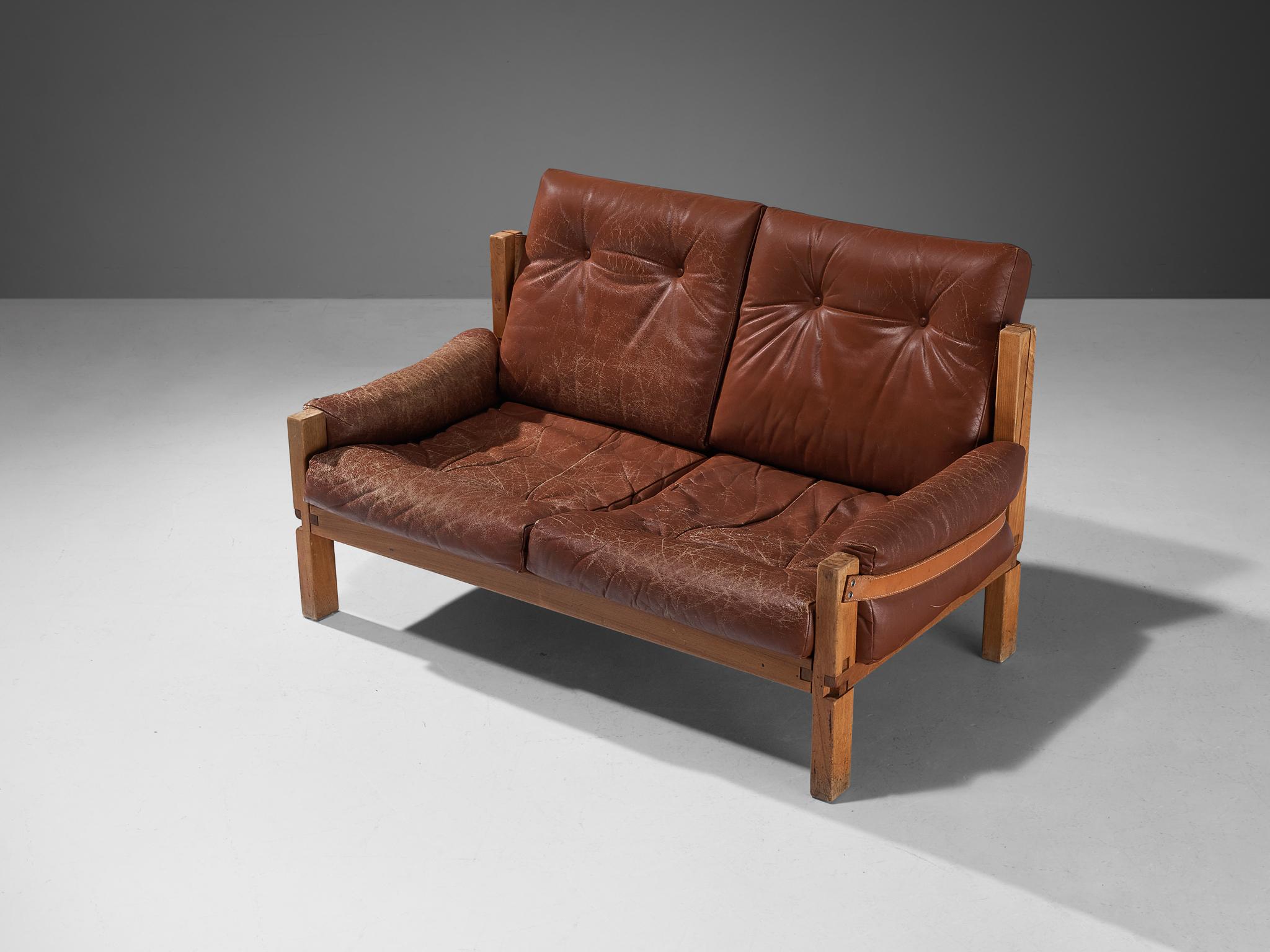 Pierre Chapo, Sofa 'S22', Ulme, Leder, Frankreich, Entwurf 1967

Dieses Sofa gehört zu den frühen Editionen von Pierre Chapo, der für seine Verwendung von massivem Ulmenholz und sein Engagement für ein reines und klares Design und