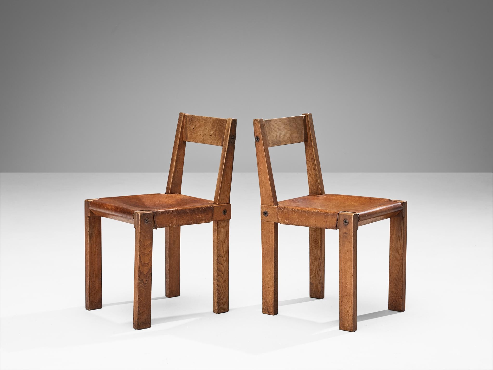 Pierre Corde, chaises de salle à manger, modèle 'S24', orme, cuir, corde, France, 1967

Ce modèle S24 est une première édition créée par Pierre Chapo. Fabriquées en bois d'orme massif, les chaises présentent un design cubique raffiné, à la fois