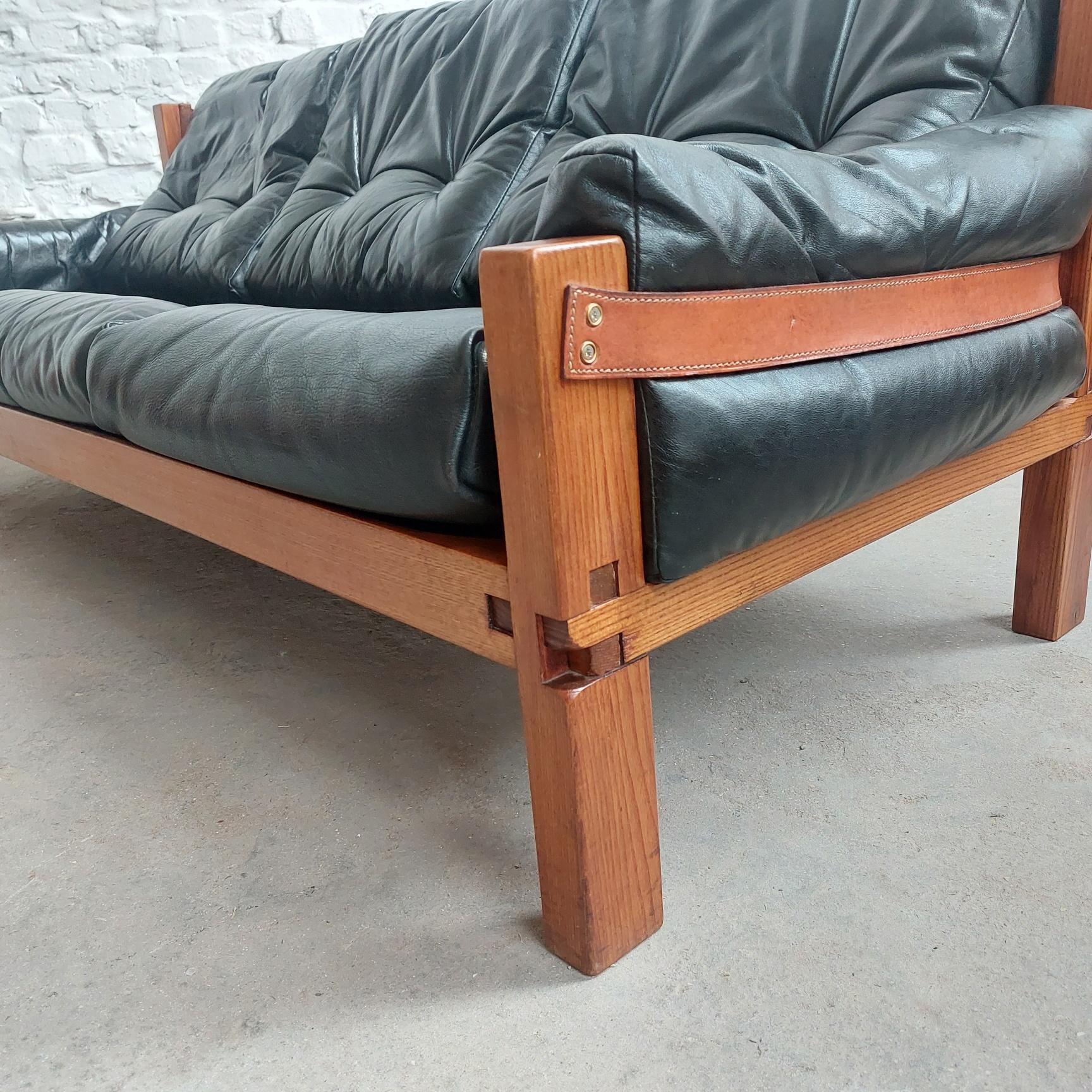 Fantastic Pierre chapo bench 3-seater sofa in a full original condition.
Superb comfortable sofa with the well known chapo cube-connector details in its legs. Fantastic wood  has only one almost invisible small chip on the backside of then wood.