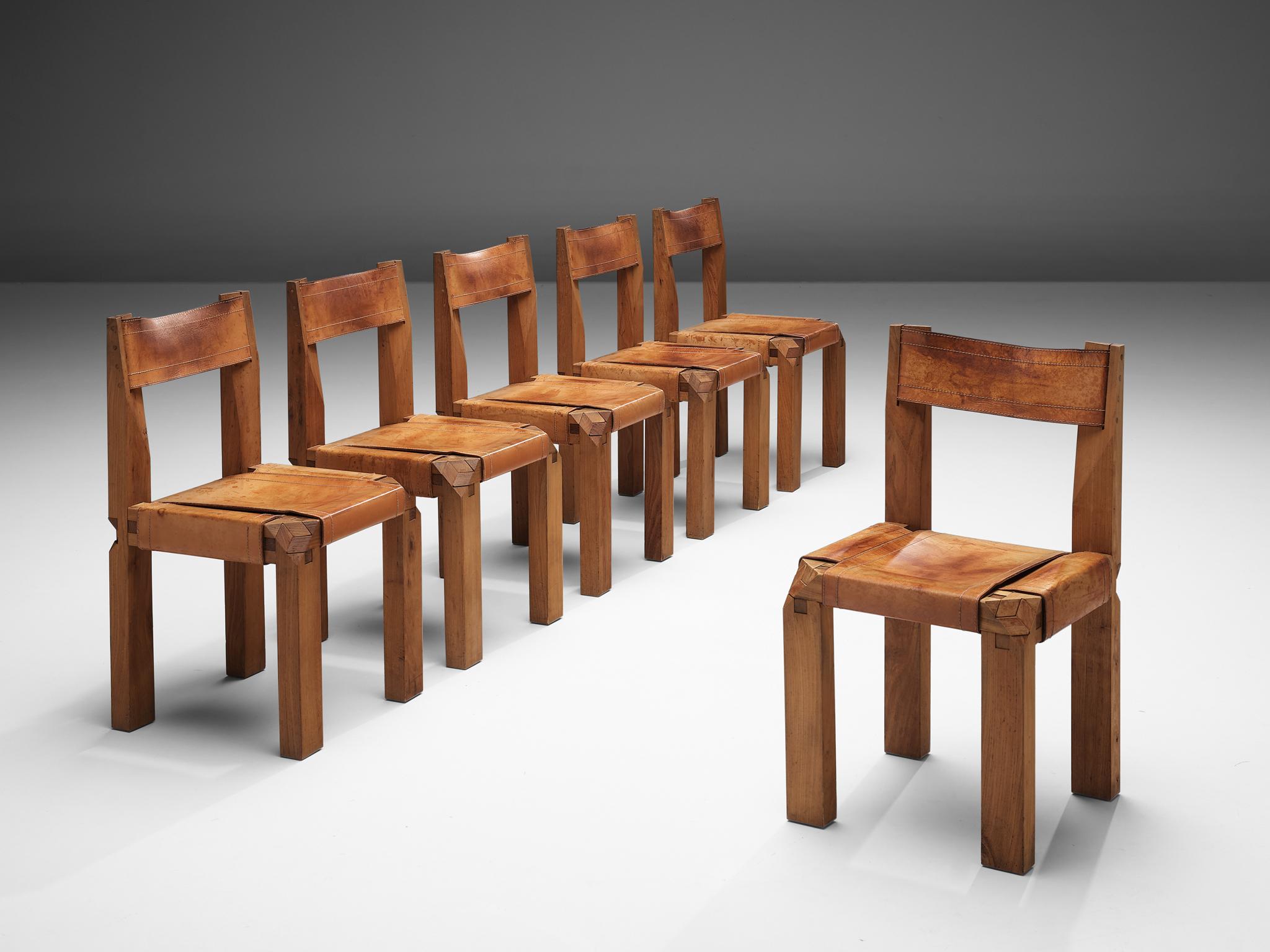 Pierre CIRCA, chaises de salle à manger modèle 'S11', orme, cuir, France, circa 1966.

Ce coffret est une première édition conçue par Pierre Chapo, connu pour son utilisation caractéristique du bois d'orme massif et son engagement en faveur de