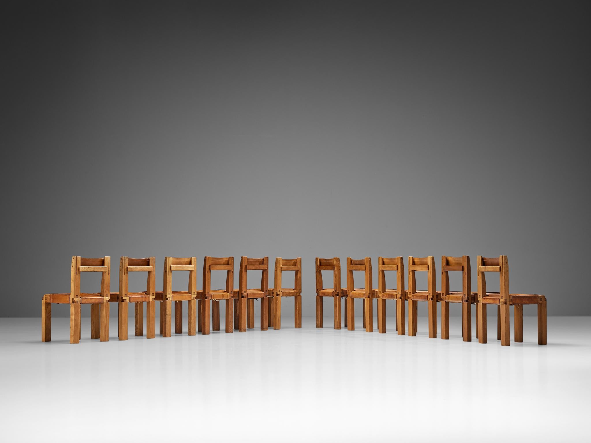 Français Pierre Chapo ensemble de douze chaises de salle à manger S11 en orme et cuir cognac  en vente