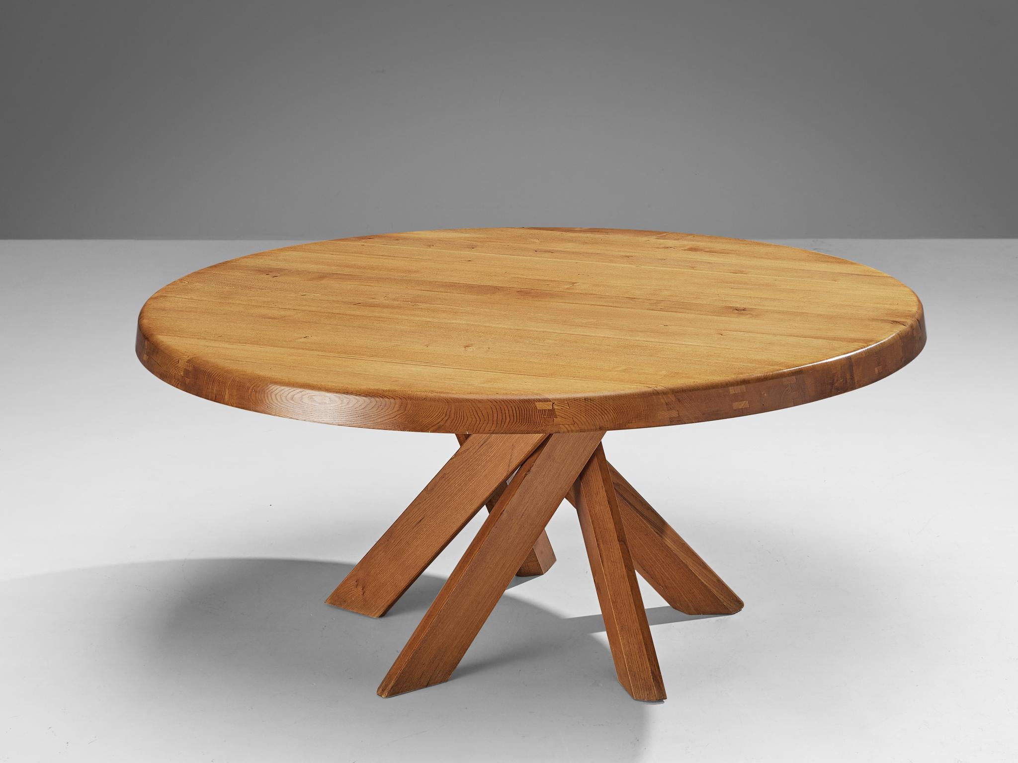 Pierre CIRCA, Table de salle à manger 'Sfax', modèle 'T21E', orme, France, circa 1973

Cette table est l'une des premières éditions conçues par Pierre Chapo, connu pour son utilisation caractéristique du bois d'orme massif et son engagement en