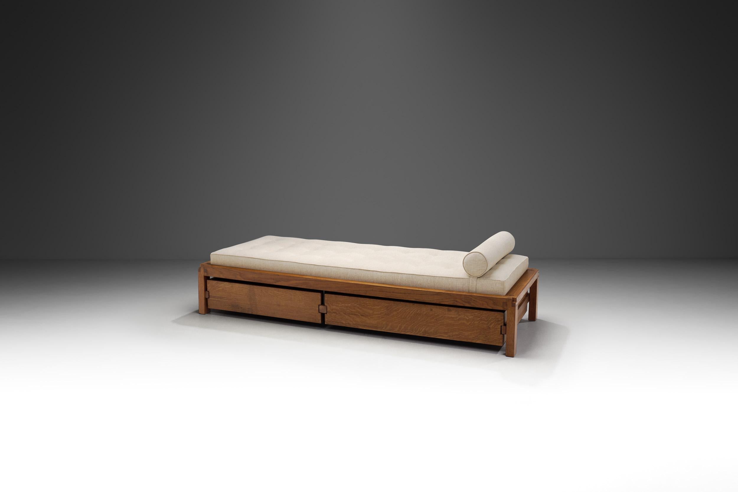 Wie alle Entwürfe von Chapo zeichnet sich auch dieses Bett durch die charakteristischen Holzverbindungen des Designers aus, die tadellos sind und von seiner Meisterschaft in der Holzbearbeitung zeugen. Dieses Daybed soll Ende der 1960er Jahre