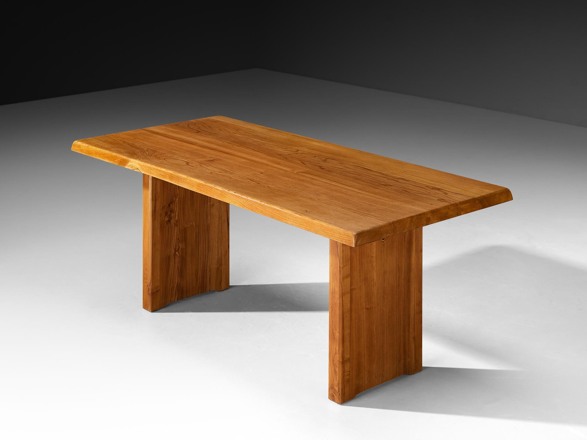 Pierre Chapo, table de salle à manger modèle T14C, orme, France, design années 1960

Cette table est l'une des premières éditions conçues par Pierre Chapo, connu pour son utilisation caractéristique du bois d'orme massif et son engagement en faveur