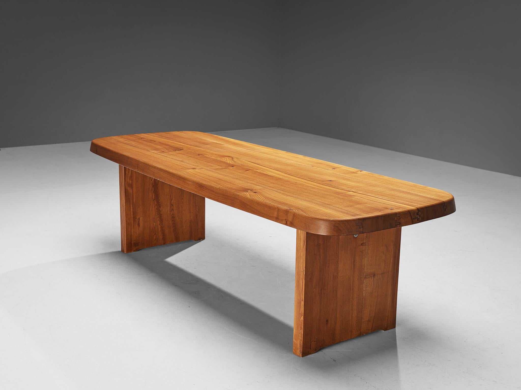 Pierre Chapo, table de salle à manger, modèle T20A, bois d'orme, France, 1972

Cette table T20A est l'une des premières éditions conçues par Pierre Chapo, connu pour son utilisation caractéristique du bois d'orme massif et pour son engagement en
