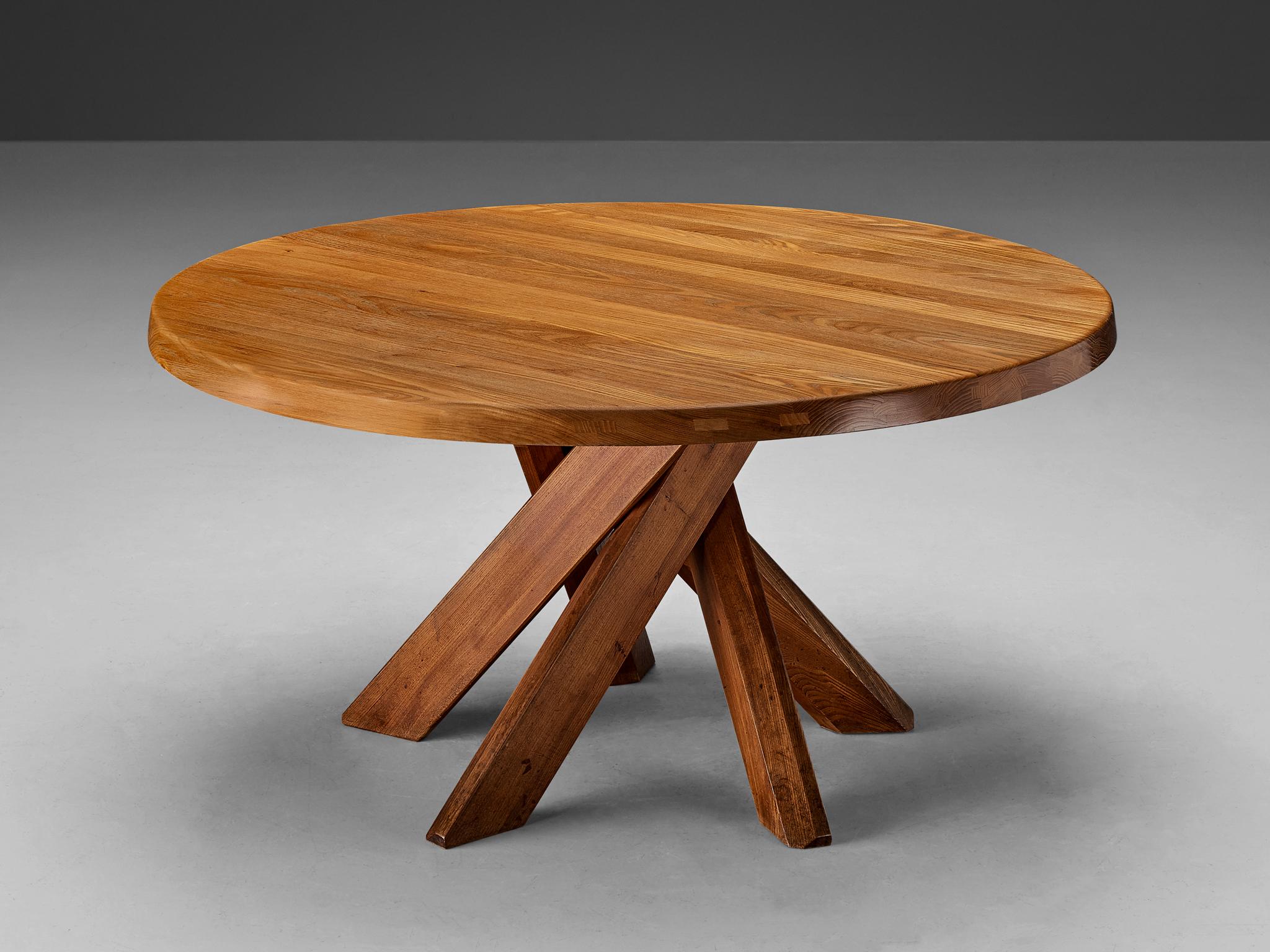 Pierre Chapo, table de salle à manger modèle 'T21 D', orme, France, années 1970

Cette table est l'une des premières éditions conçues par Pierre Chapo, connu pour son utilisation caractéristique du bois d'orme massif et son engagement en faveur de