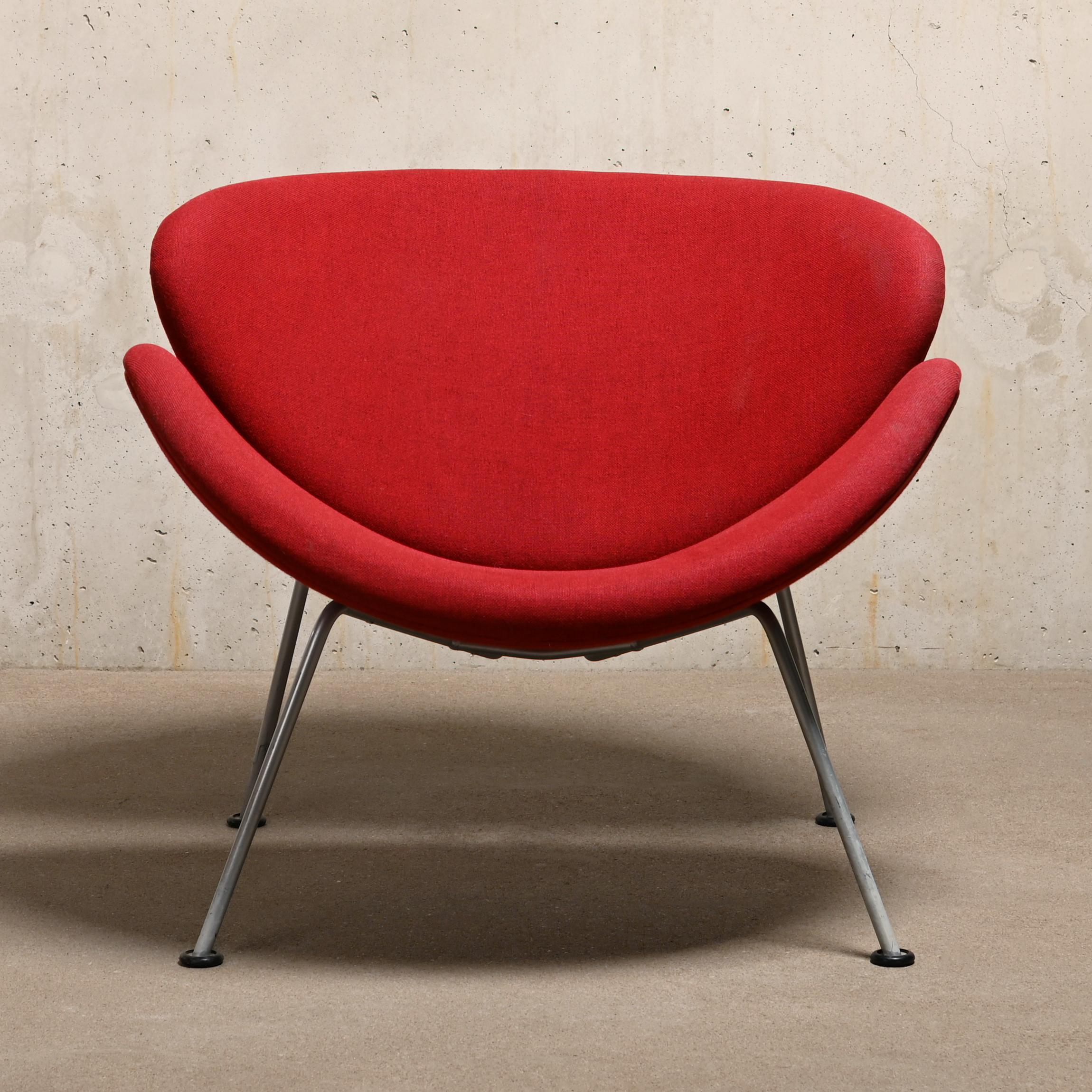 Comfortable and cozy armchair designed by Pierre Paulin for Artifort. Steel frame with molded wooden shells covered with foam and upholstered in an original red fabric. The fabric is in good vintage condition with slight wear and discolouration. The