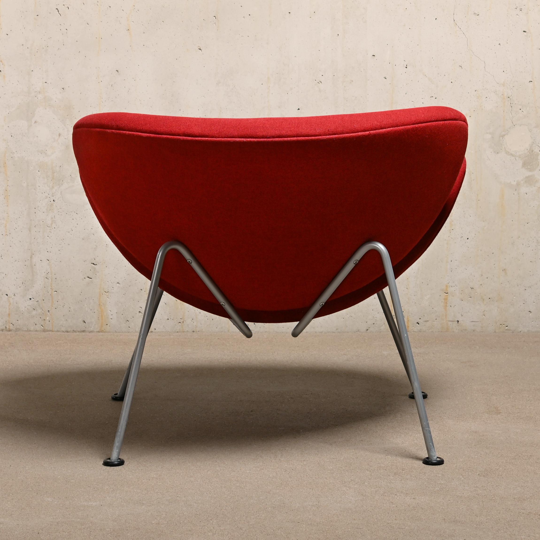 Früher Pierre Paulin ''Orange Slice'' Stuhl aus rotem Stoff von Artifort, Niederlande (Moderne der Mitte des Jahrhunderts) im Angebot