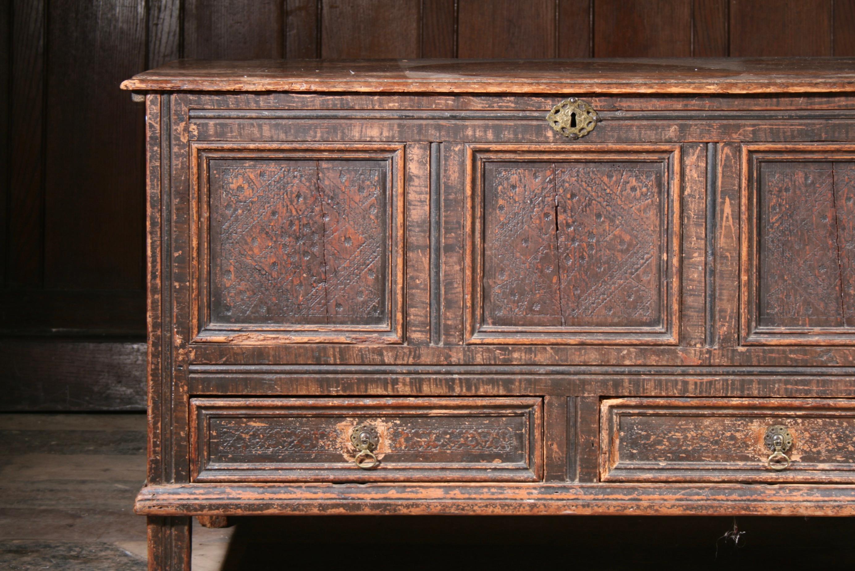 Coffre en pin d'art populaire dans sa peinture d'origine.  Ce coffre est un étonnant survivant, datant de la fin des années 1600, dans un état d'origine pratiquement intact.  La commode à tiroirs latéraux a même conservé ses cuivres d'origine.  Le