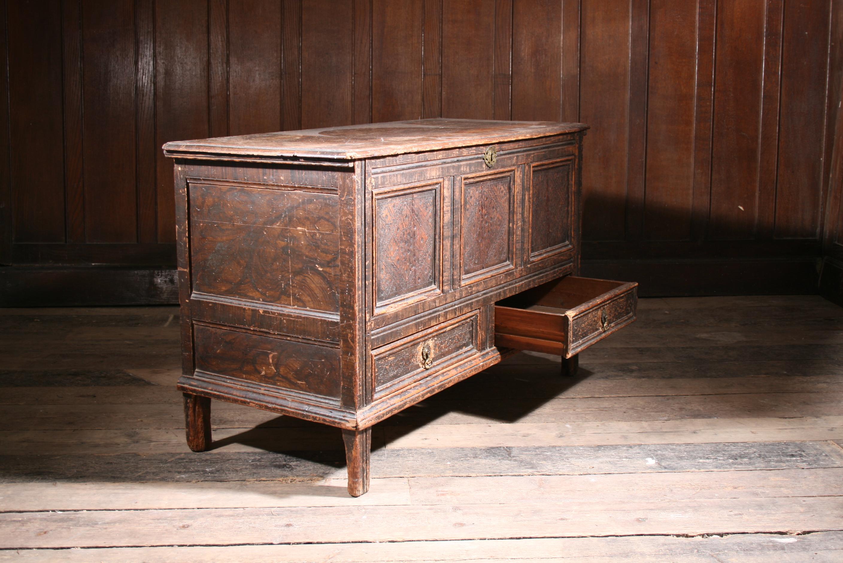 Anglais Coffre en pin dans la peinture originale des années 1690 en vente