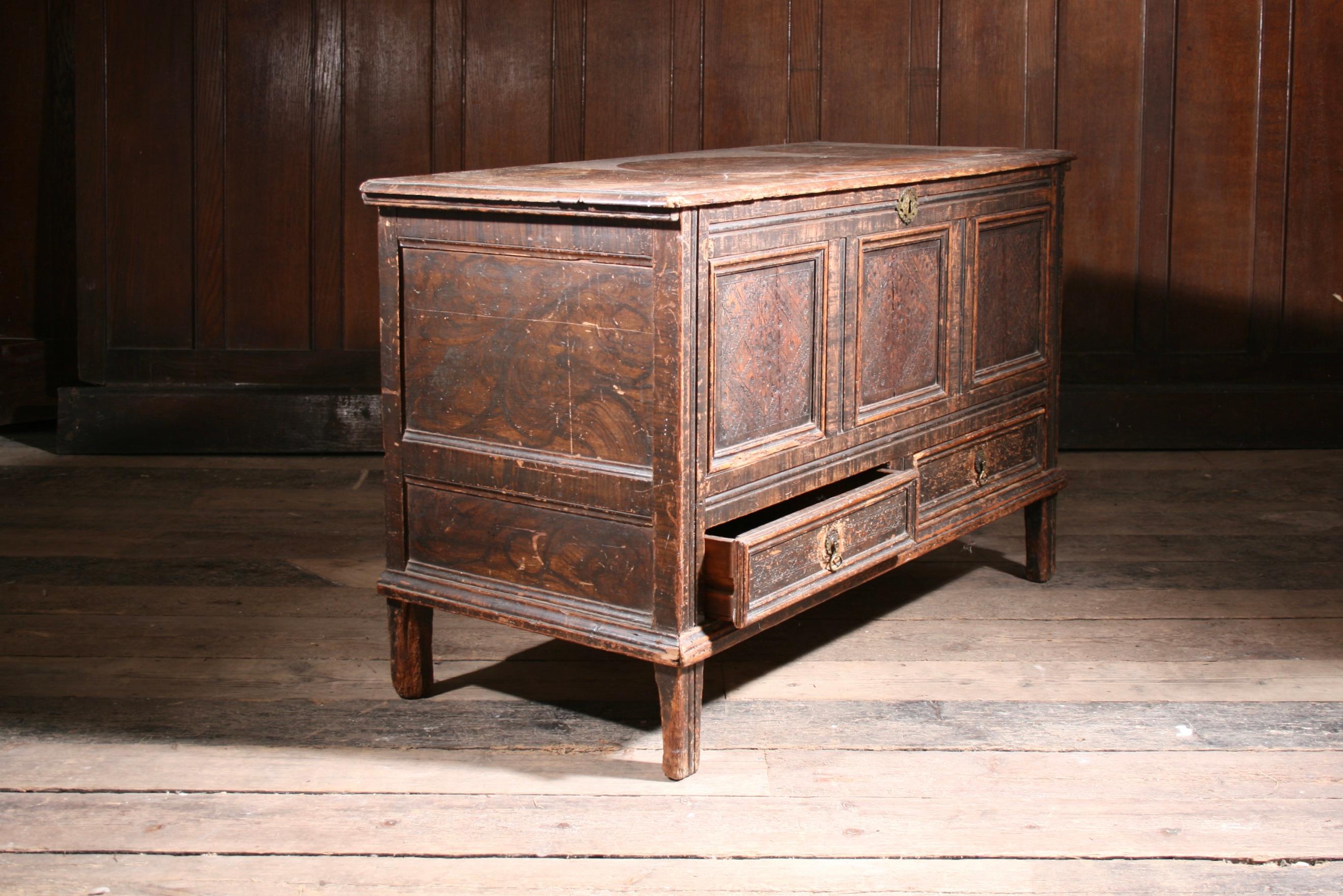 Sculpté à la main Coffre en pin dans la peinture originale des années 1690 en vente