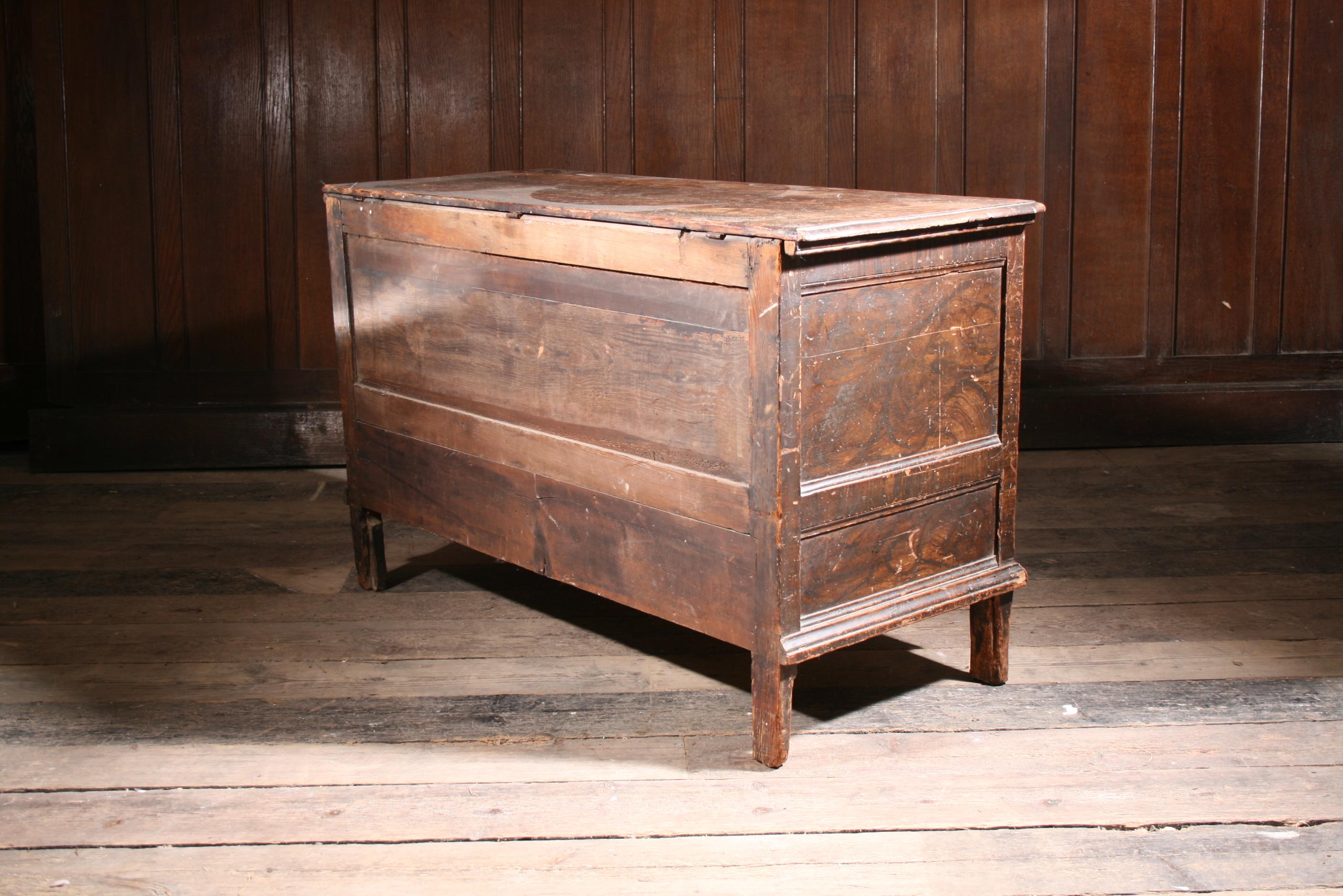 Coffre en pin dans la peinture originale des années 1690 Bon état - En vente à Kingsbridge, GB