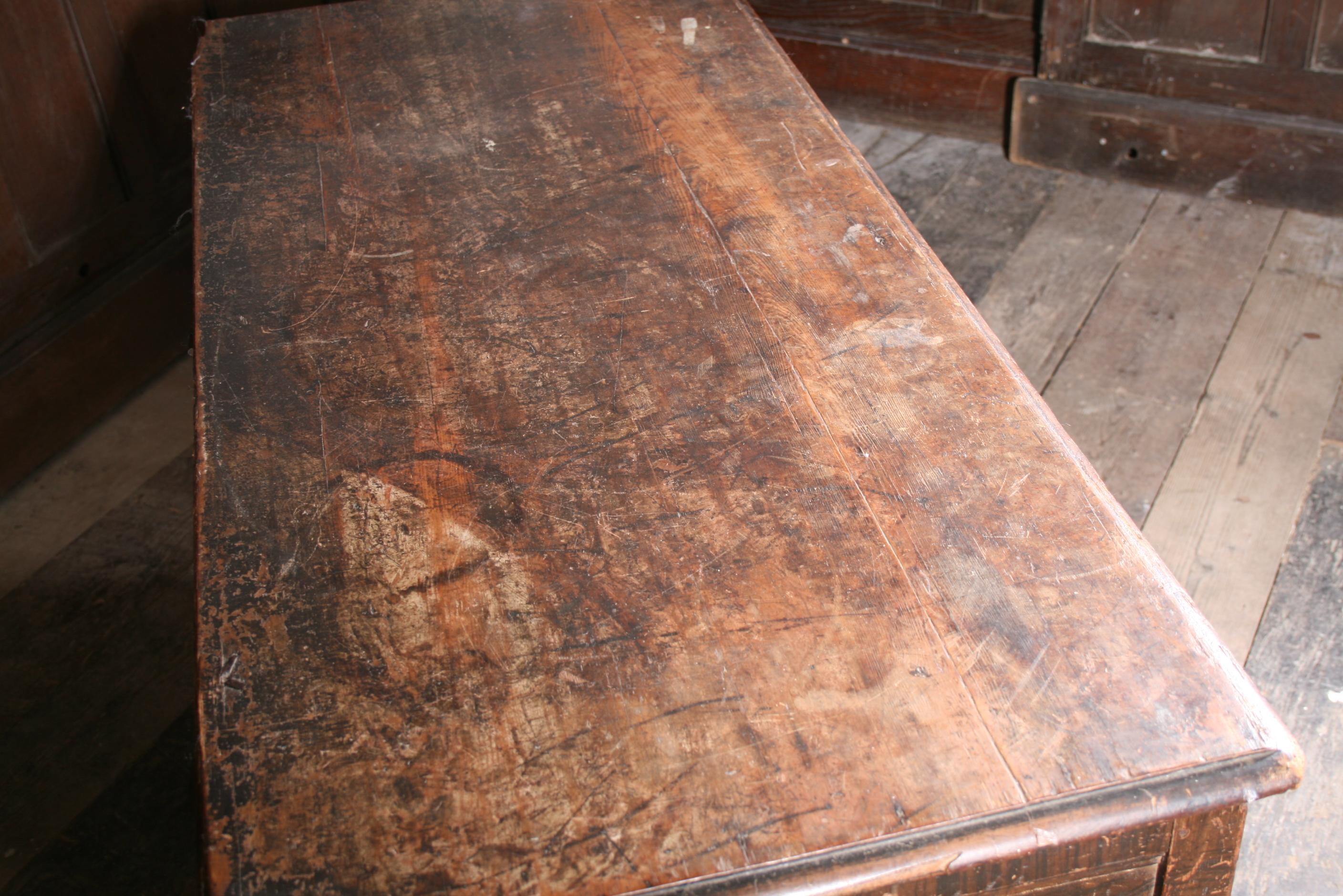 Fin du XVIIe siècle Coffre en pin dans la peinture originale des années 1690 en vente