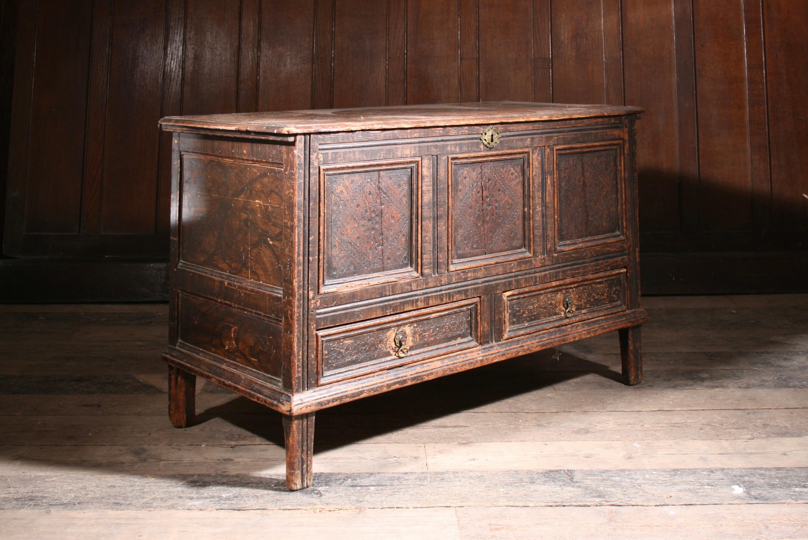 Pin Coffre en pin dans la peinture originale des années 1690 en vente