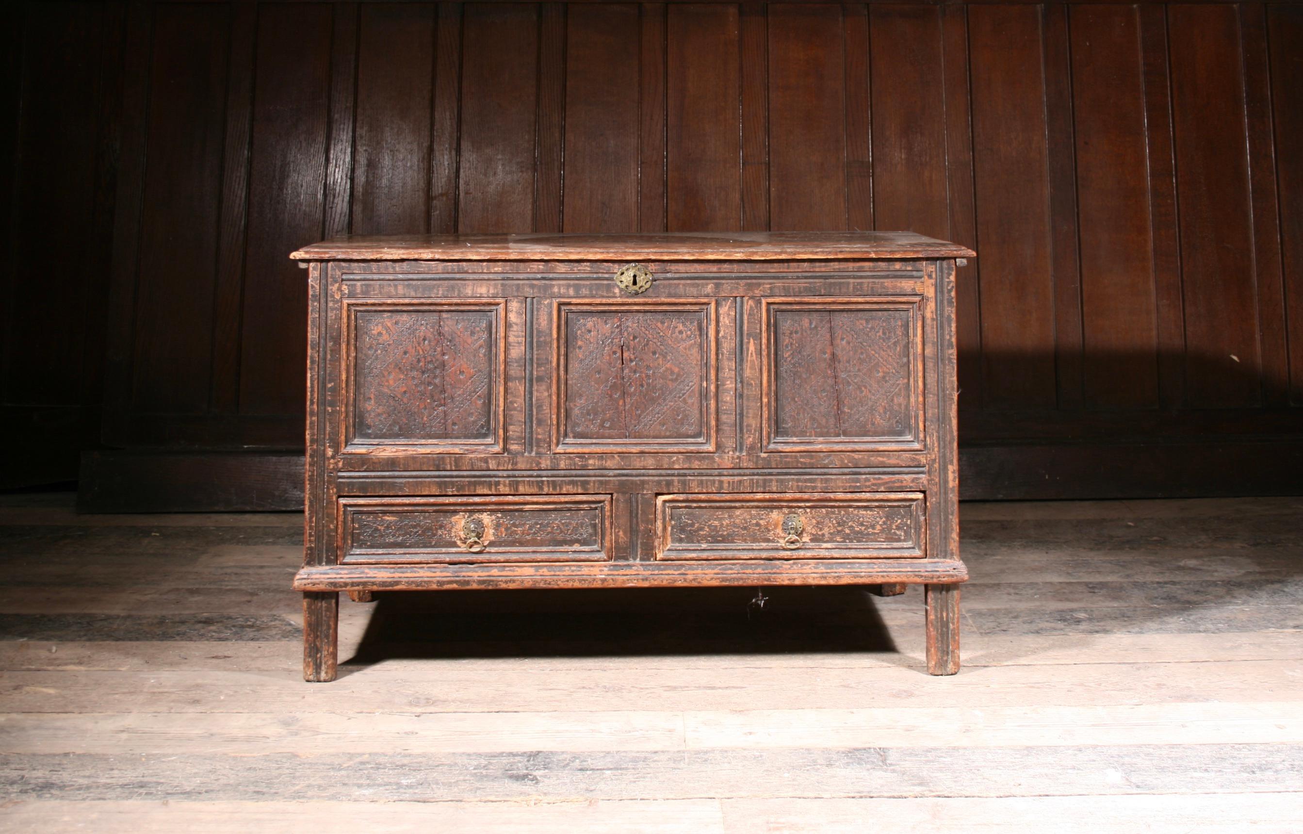 Coffre en pin dans la peinture originale des années 1690 en vente 1