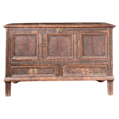 Cassapanca in pino con vernice originale del 1690
