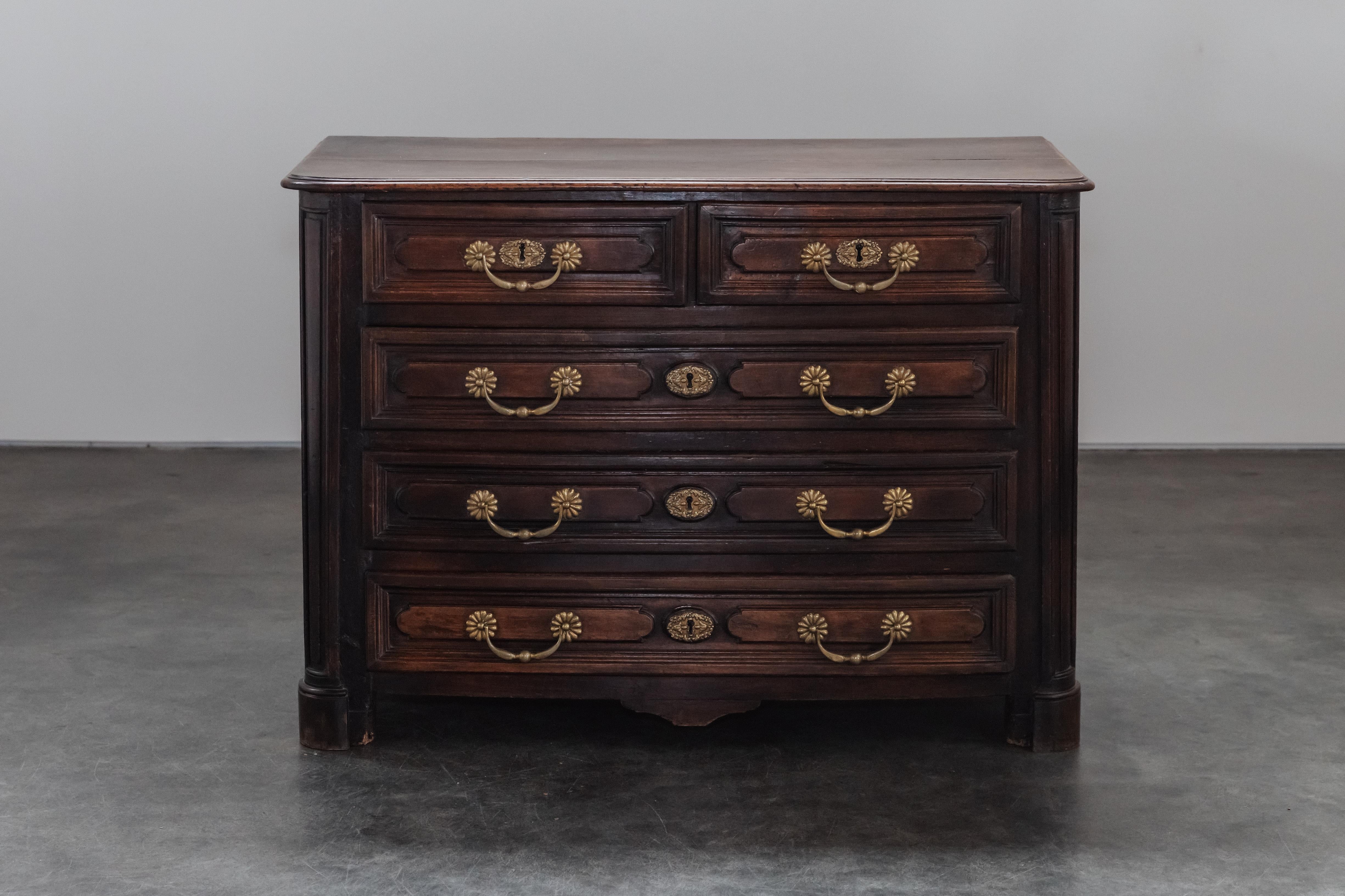 Cassettone in pino proveniente dalla Francia, CIRCA 1850.  Bel modello con hardware originale.  Leggera usura e patina.