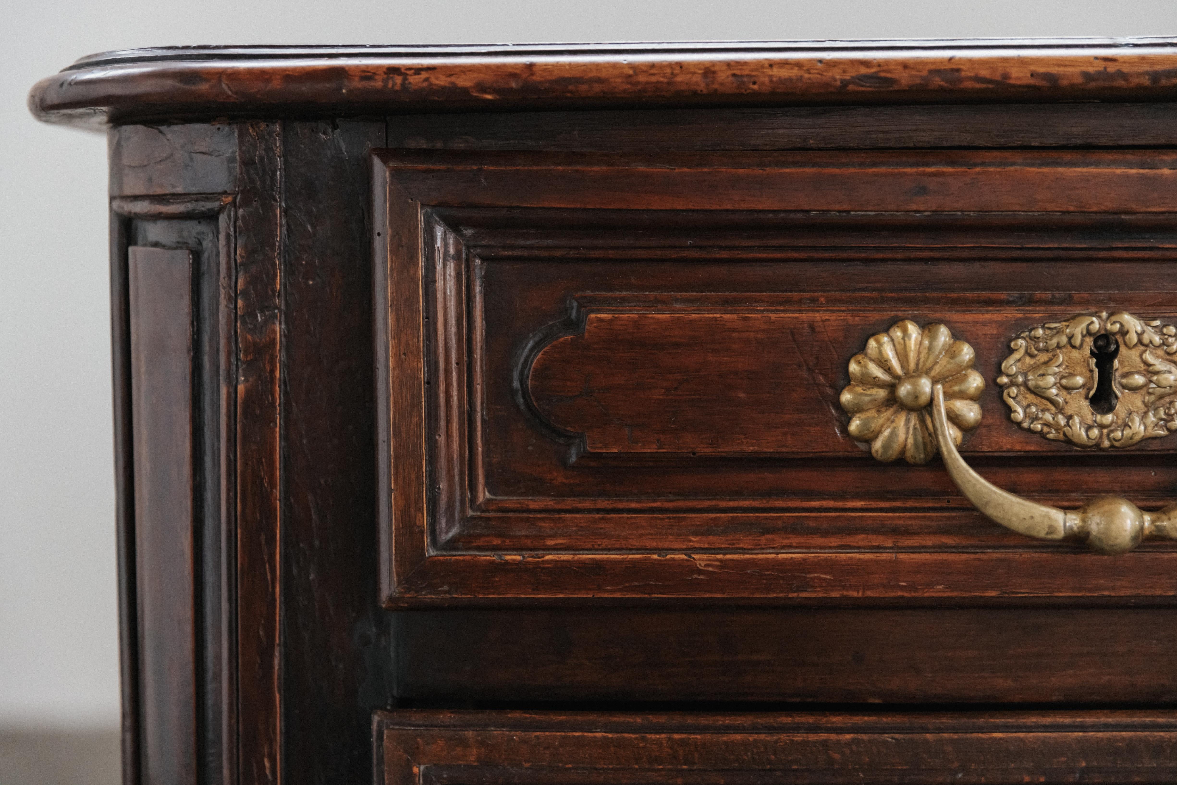 Metà XIX secolo Cassettiera in legno di pino proveniente dalla Francia, CIRCA 1850 in vendita