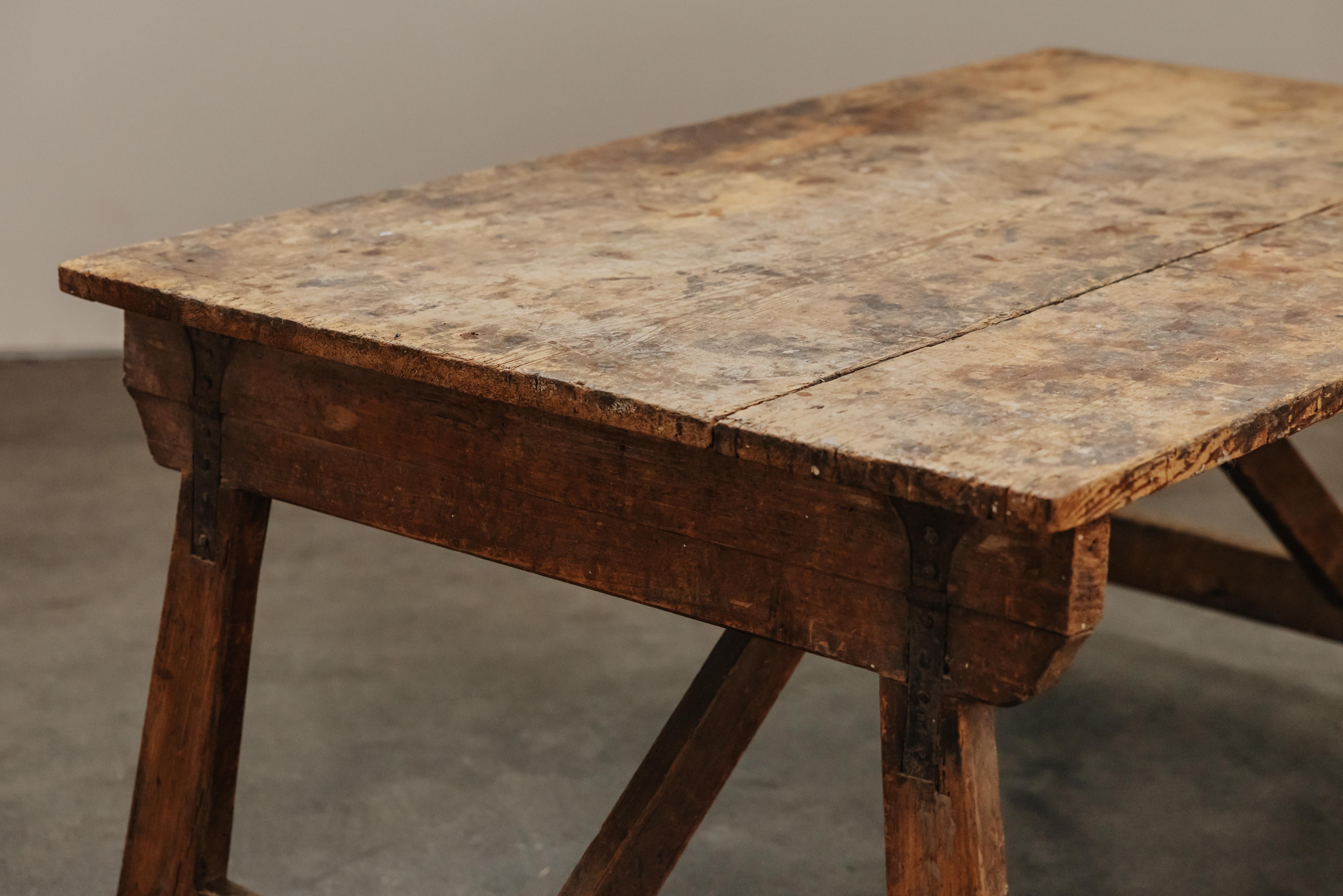 Début du XIXe siècle Table de salle à manger en pin d'Italie, vers 1800 en vente