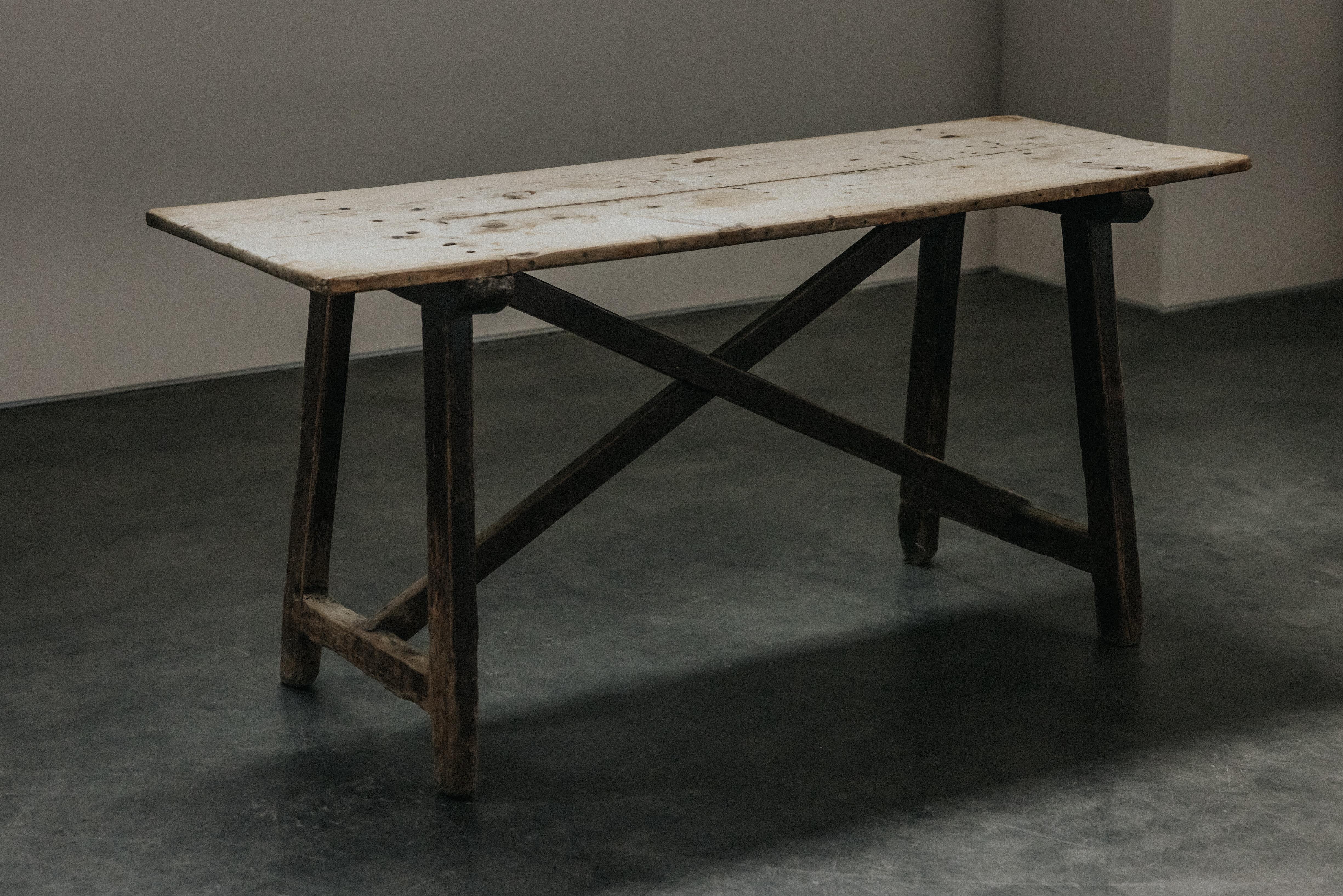 Table de salle à manger en pin d'Espagne, vers 1800.  Construction en pin massif avec une belle patine d'usage.