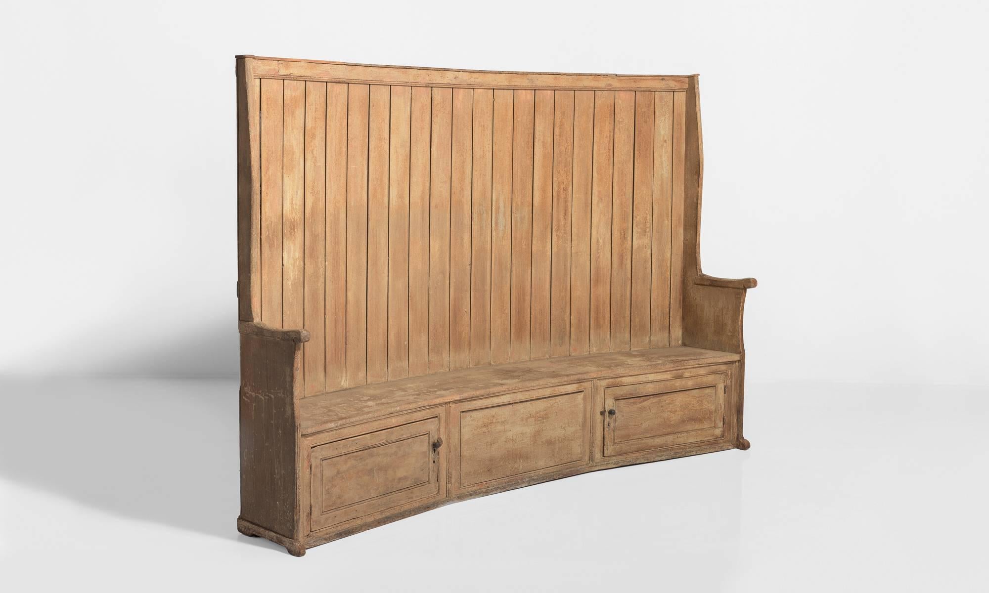 Early Pine Settle, England, circa 1760 In Good Condition In Culver City, CA