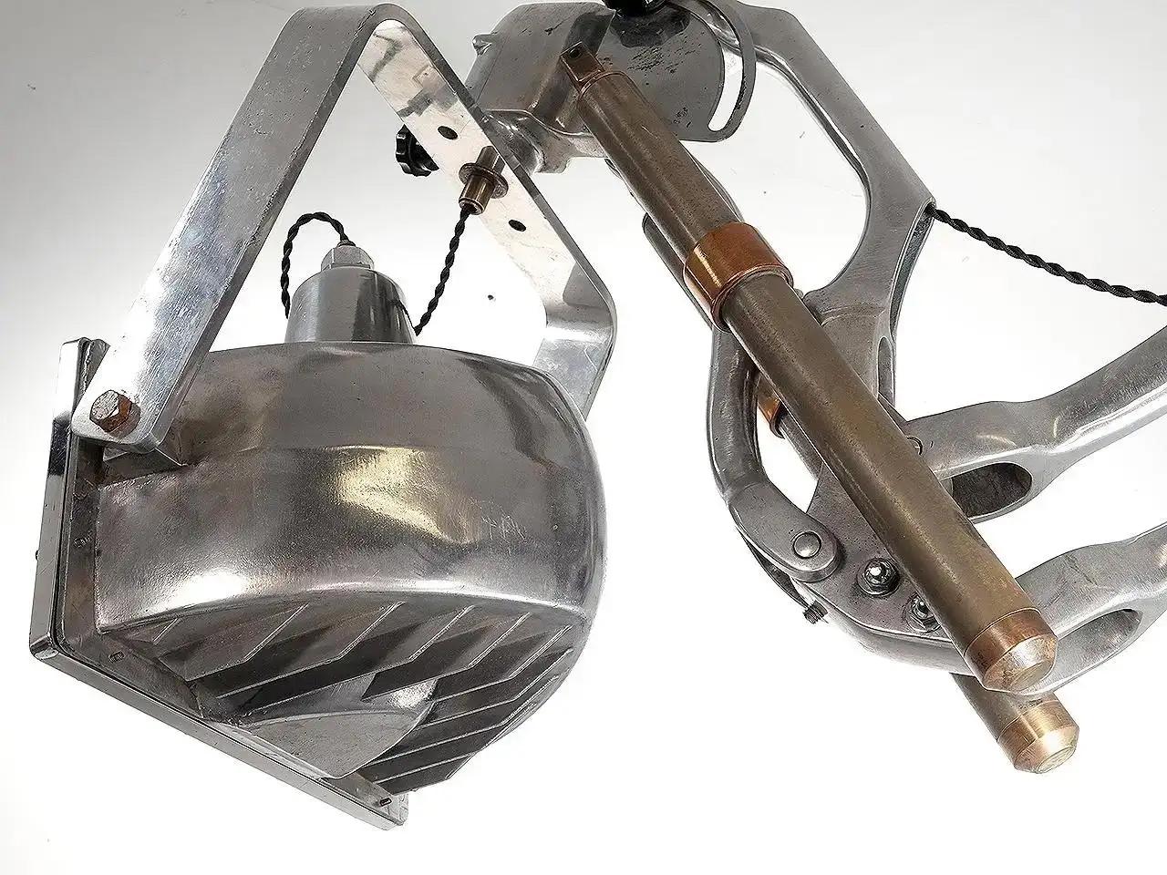 Questa impressionante lampada nasce come macchina a raggi X degli anni '30. La testa era una lampada spot in alluminio che abbiamo montato sul braccio per impieghi gravosi. Il braccio articolato e la lampada sono stati lucidati a specchio. Il