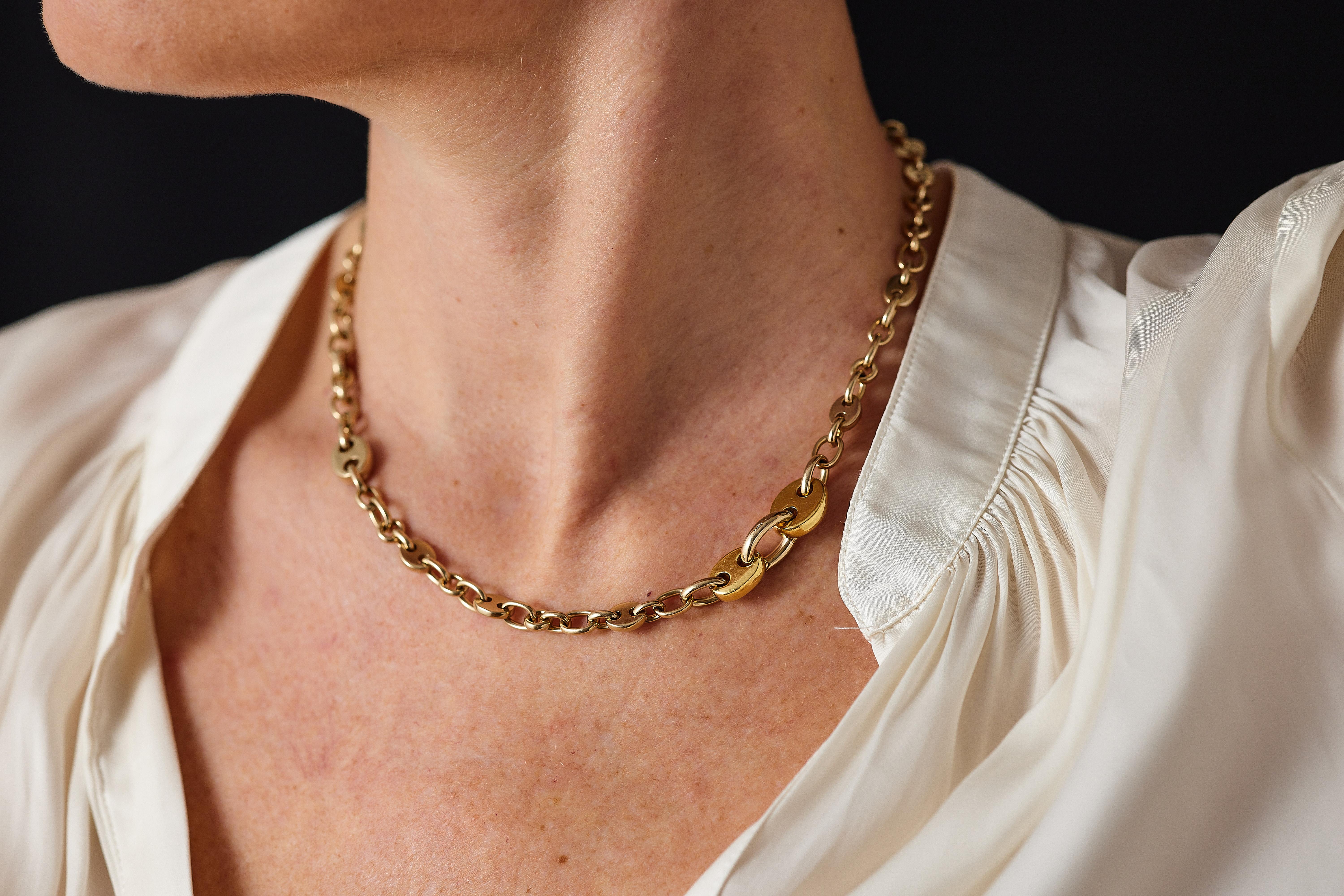 Collana a catena Marin in oro 18k Pomelatto dei primi anni '70. 

La catena pesa 49,8 grammi.
La collana è lunga 41,5 cm.

Una rivisitazione divertente e diversa di questo motivo classico. La variazione delle dimensioni delle maglie solide