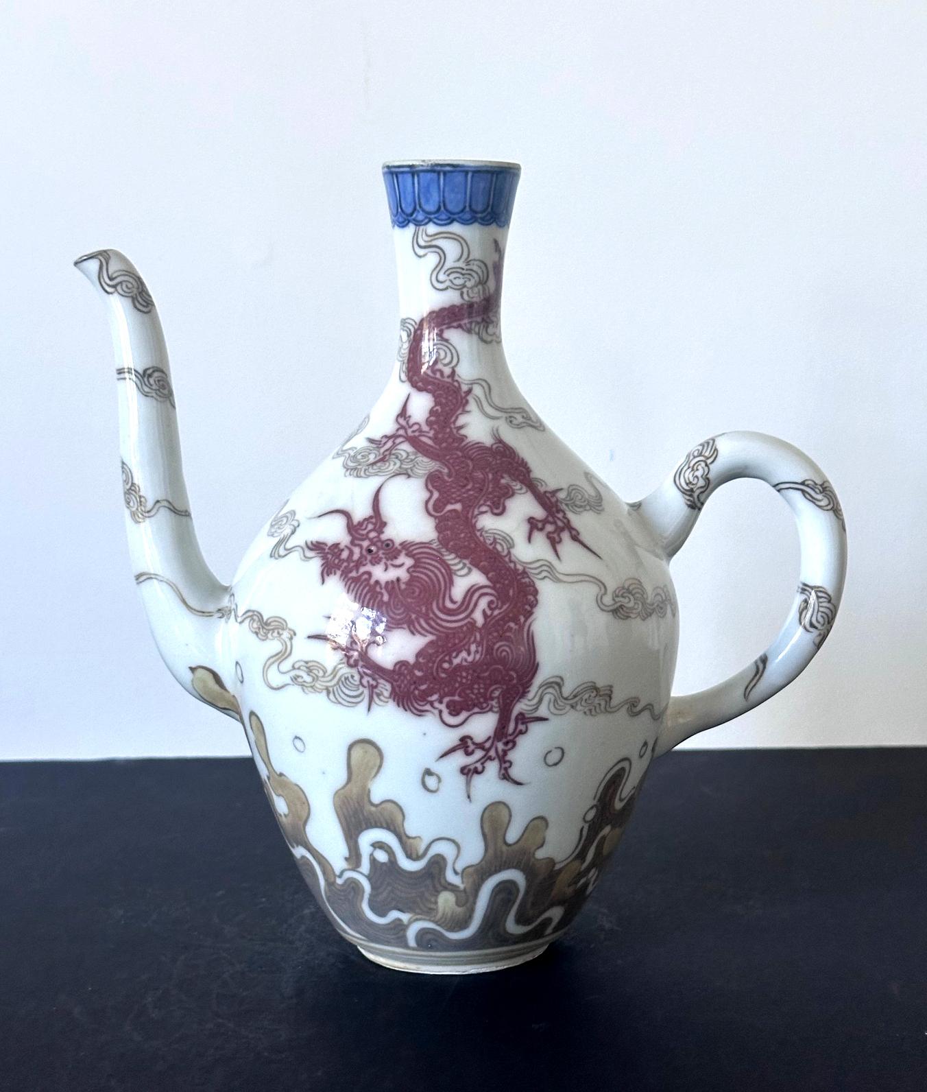 Aguamanil de porcelana con fina decoración de hierro bajo vidriado en rojo, marrón y azul, fabricado por el legendario alfarero imperial japonés Makuzu Kozan (1842-1916). Esta pieza, relativamente rara, está fechada hacia el 23º o 26º año Meiji